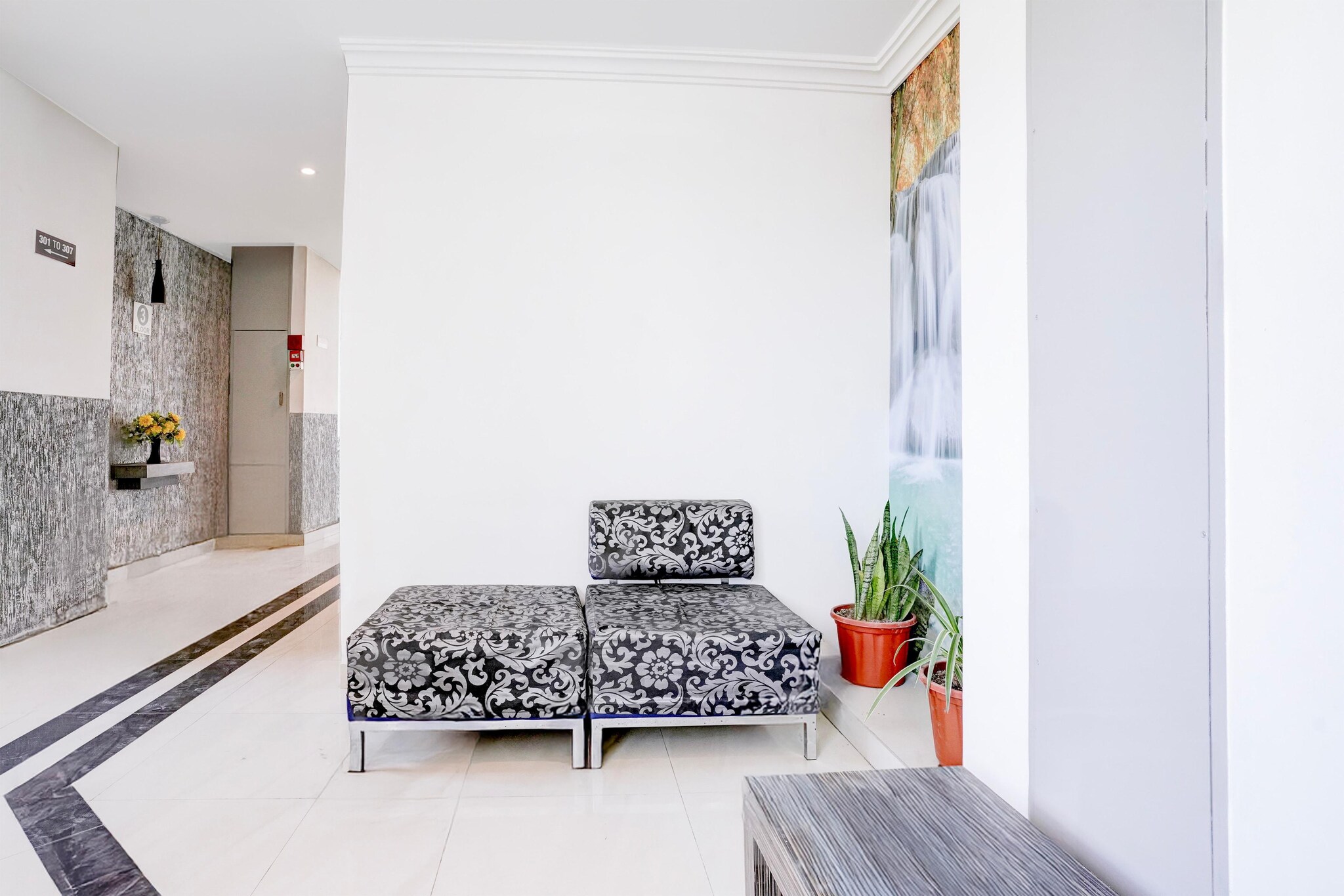 Ground floor: (bedroom(double bed, TV, seating area, air conditioning, Towels incl., telephone), bathroom(bathtub or shower, shower, washbasin, toilet, shampoo, body soap, hot water), Parking)