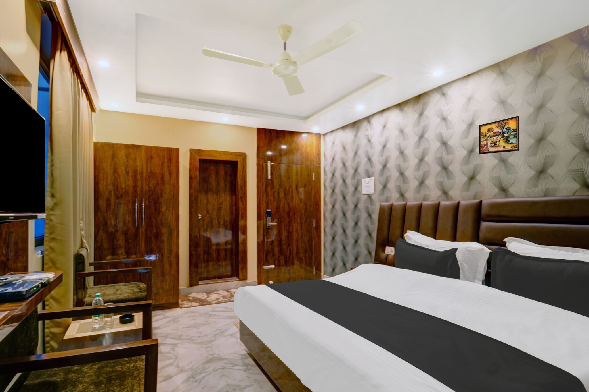 Ground floor: (bedroom(double bed, TV, seating area, air conditioning, telephone), bathroom(bathtub or shower, shower, washbasin, toilet, Towels incl., shampoo, body soap, hot water), lift)