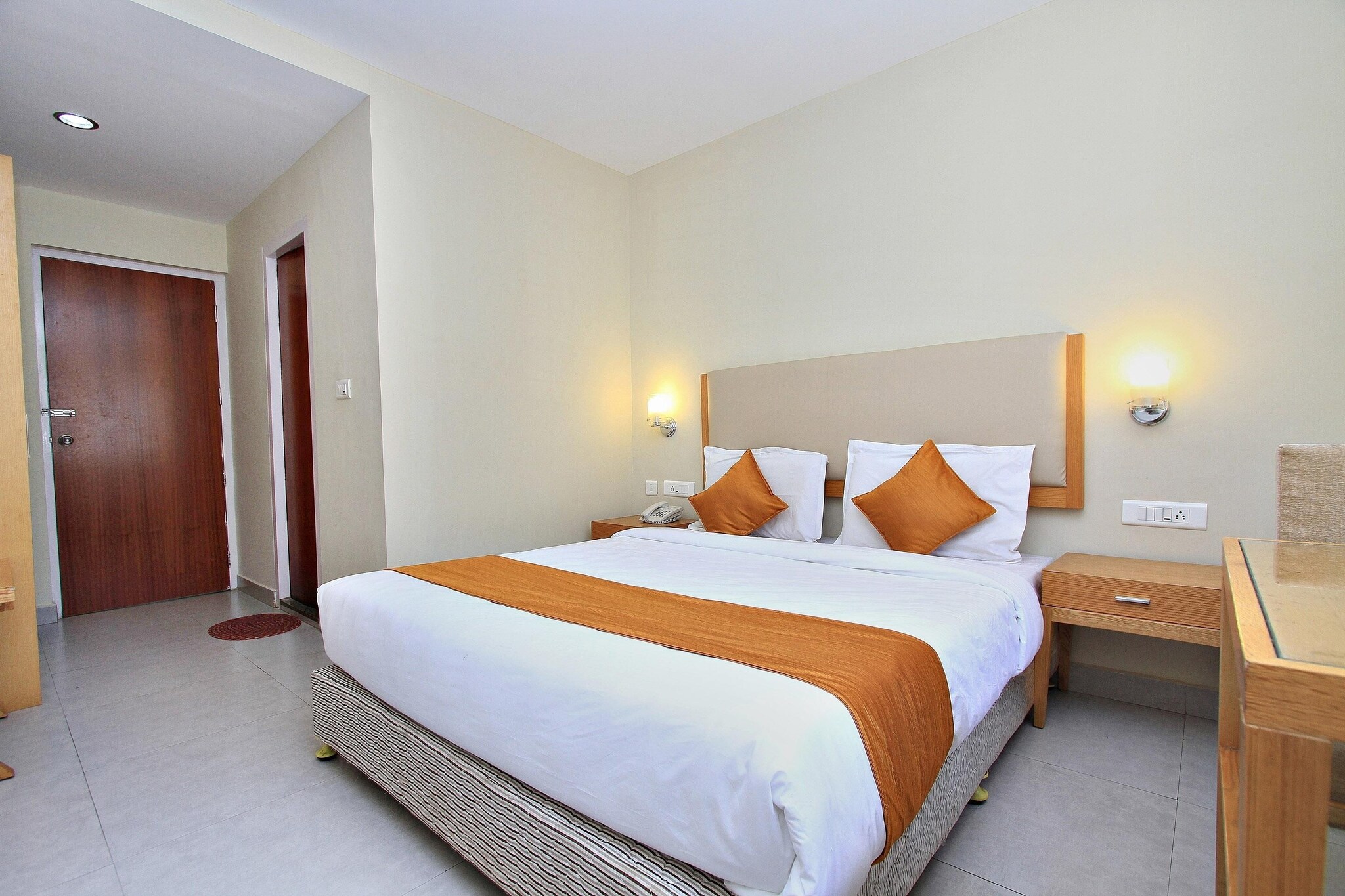 Ground floor: (bedroom(double bed, TV, seating area, air conditioning, telephone), bathroom(bathtub or shower, shower, washbasin, toilet, Towels incl., shampoo, body soap, hot water))