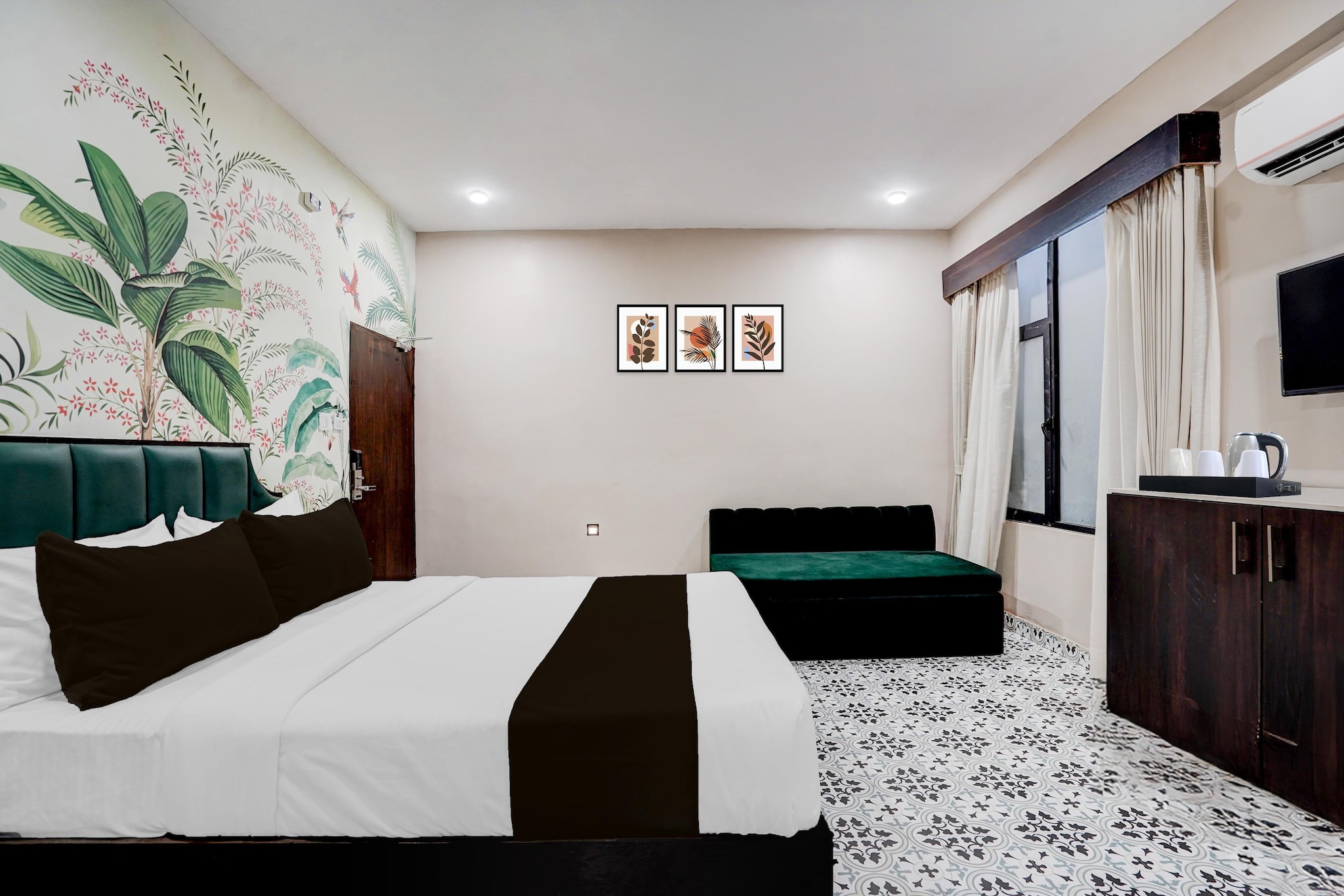 Comfortable Accommodations: Super Townhouse Chandpole Metro Station Formerly Hotel Raghuraj Palace in Jaipur offers family rooms with air-conditioning, private bathrooms, work desks, and seating areas. Each room includes free toiletries, a bath or shower, TV, and tiled floors. Essential Facilities: Guests enjoy free WiFi, a lift, 24-hour front desk, housekeeping service, room service, and luggage storage. Additional amenities include a work desk, seating area, TV, and wardrobe. Prime Location: Located 15 km from Jaipur International Airport, the hotel is near City Palace (3.6 km), Jantar Mantar (3.7 km), and Hawa Mahal (3.9 km). Other attractions include Amber Fort (13 km) and Jaigarh Fort (14 km). Guest Satisfaction: Guests appreciate the attentive staff and excellent room cleanliness.

Unmarried couples are warmly welcome at this property.
Guests with local ID proof are warmly welcome.
Apologies, but we are currently unable to host foreign nationals at this property.
Early Check-In Policy: A full dayâ€™s room rate will be charged for check-ins before 6:00 AM. Complimentary early check-in is available between 6:00 AM and 10:00 AM, subject to room availability.
Check-in is only available to guests aged 18 and above. Please provide a government-issued ID to confirmÂ yourÂ age.
