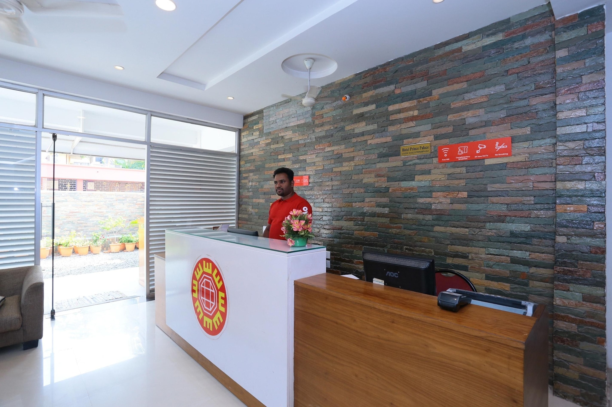 Ground floor: (bedroom(double bed, TV, seating area, air conditioning, telephone), bathroom(bathtub or shower, shower, washbasin, toilet, Towels incl., shampoo, body soap, hot water), parking, lift)