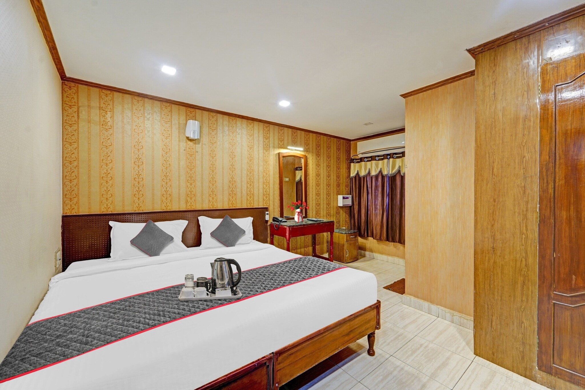 Comfortable Accommodations: Collection O Pride Hospitality US Consulate in Chennai offers 4-star comfort with air-conditioned rooms featuring private bathrooms, work desks, and free WiFi. Each room includes a seating area, TV, and free toiletries.
Dining and Amenities: Guests can enjoy a restaurant on-site and take advantage of room service. The hotel provides a 24-hour front desk, housekeeping, laundry, family rooms, and luggage storage. Additional amenities include a workout area and free toiletries.
Prime Location: Located in the city centre, the hotel is 12 km from Chennai International Airport. Nearby attractions include Spencer Plaza Mall, a 15-minute walk away, and the Government Museum Chennai, 2 km from the property.
Unmarried couples are warmly welcome at this property.
Guests with local ID proof are warmly welcome.
Early Check-In Policy: A full day’s room rate will be charged for check-ins before 6:00 AM. Complimentary early check-in is available between 6:00 AM and 10:00 AM, subject to room availability.
Check-in is only available to guests aged 18 and above. Please provide a government-issued ID to confirm your age.