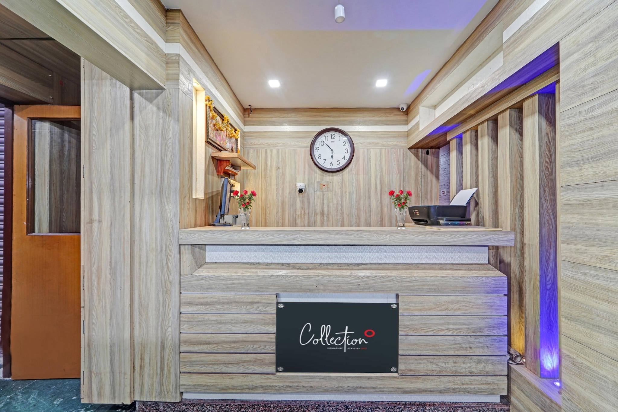 Ground floor: (bedroom(double bed, TV, seating area, air conditioning, telephone), bathroom(bathtub or shower, shower, washbasin, toilet, Towels incl., shampoo, body soap, hot water), parking)