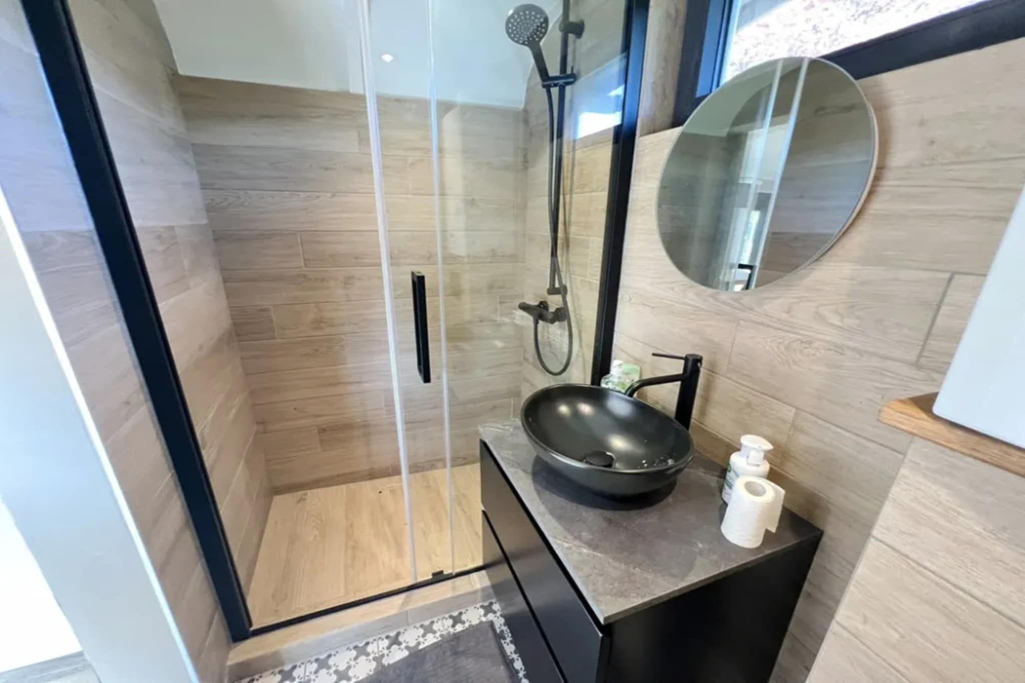 Pine Tree Tiny Cottage-Badkamer