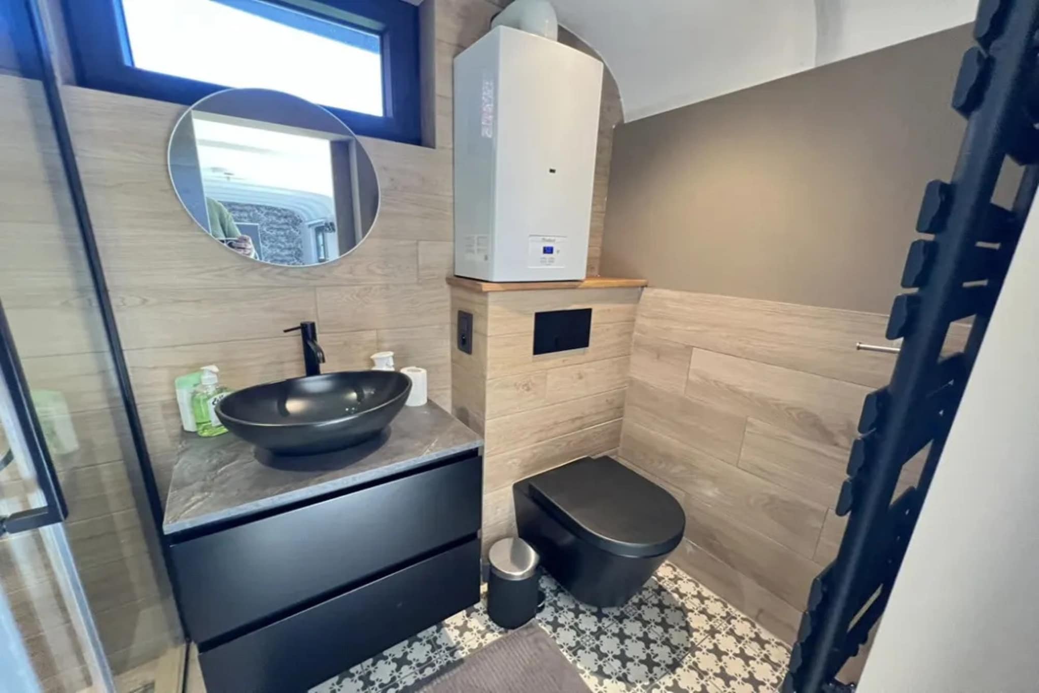 Pine Tree Tiny Cottage-Badkamer