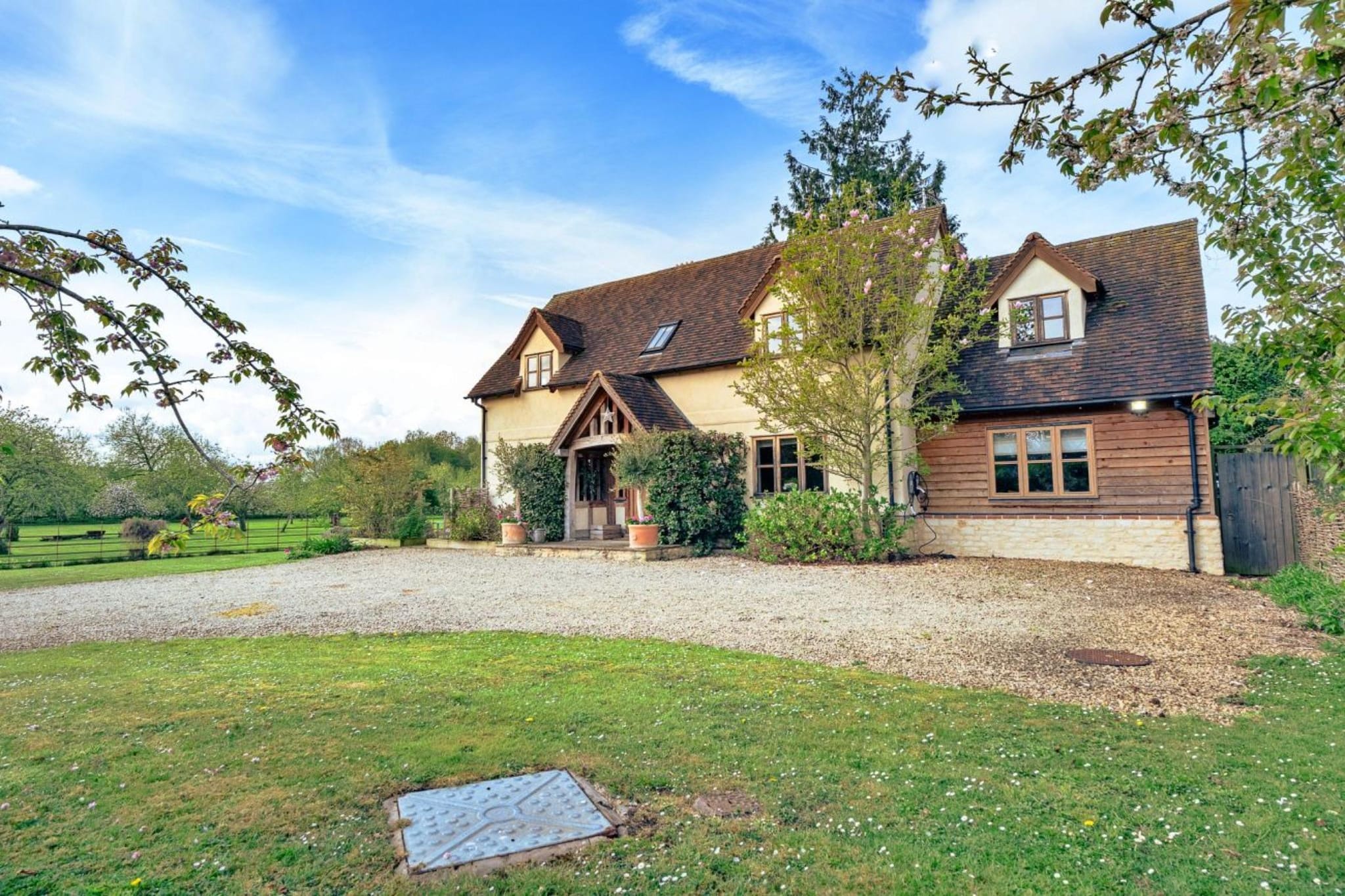 Windfall Cottage - Buitenkant zomer