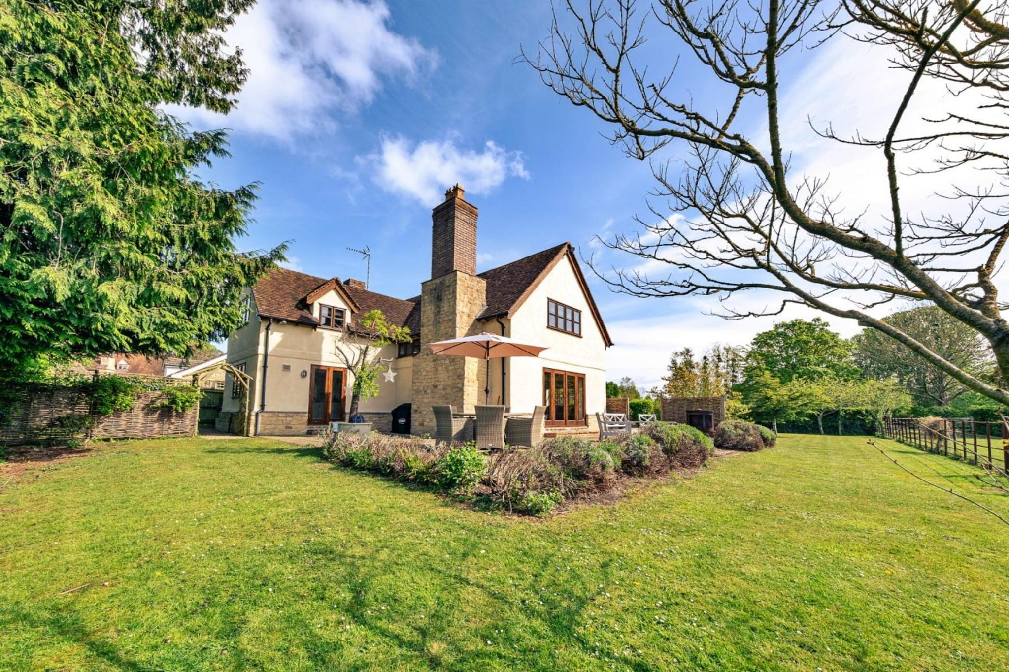 Windfall Cottage - Buitenkant zomer