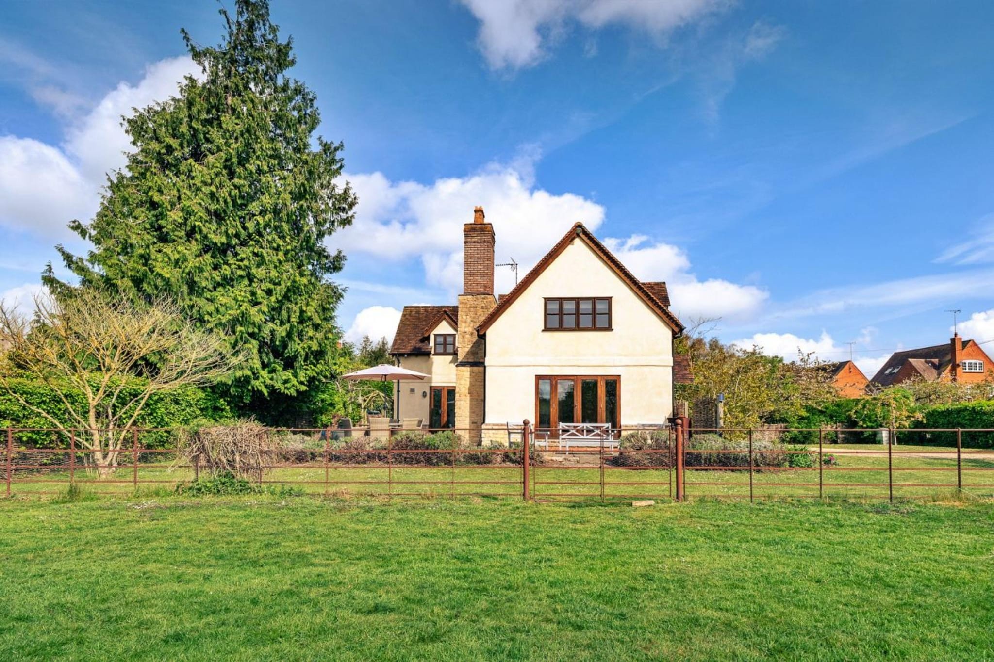 Windfall Cottage - Buitenkant zomer