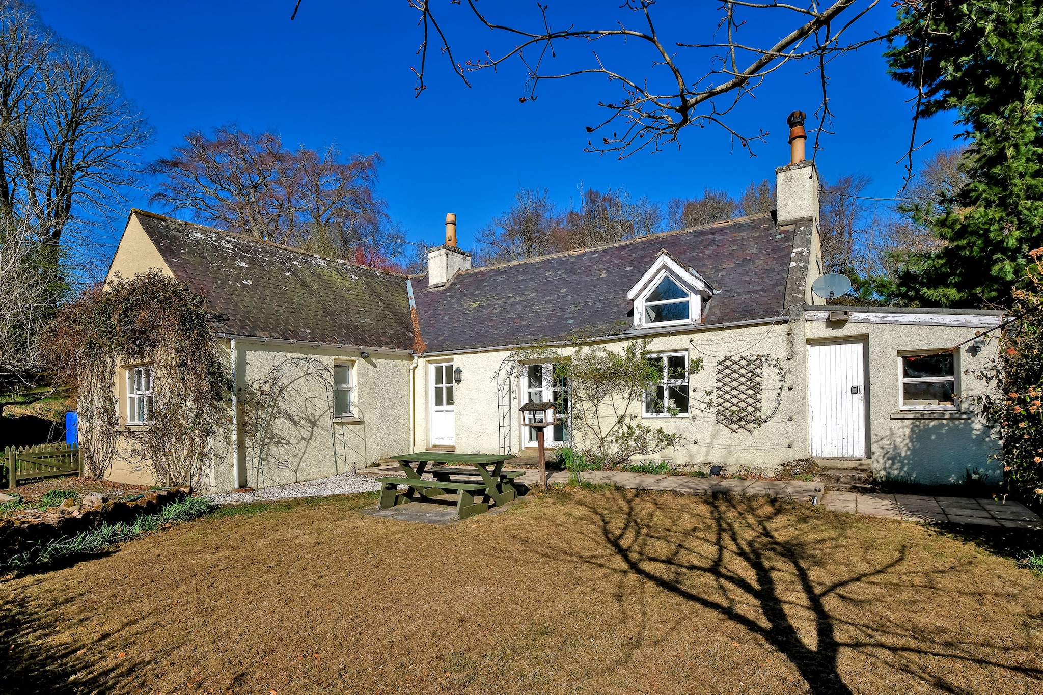 Corrennie School Cottage - Buitenkant zomer
