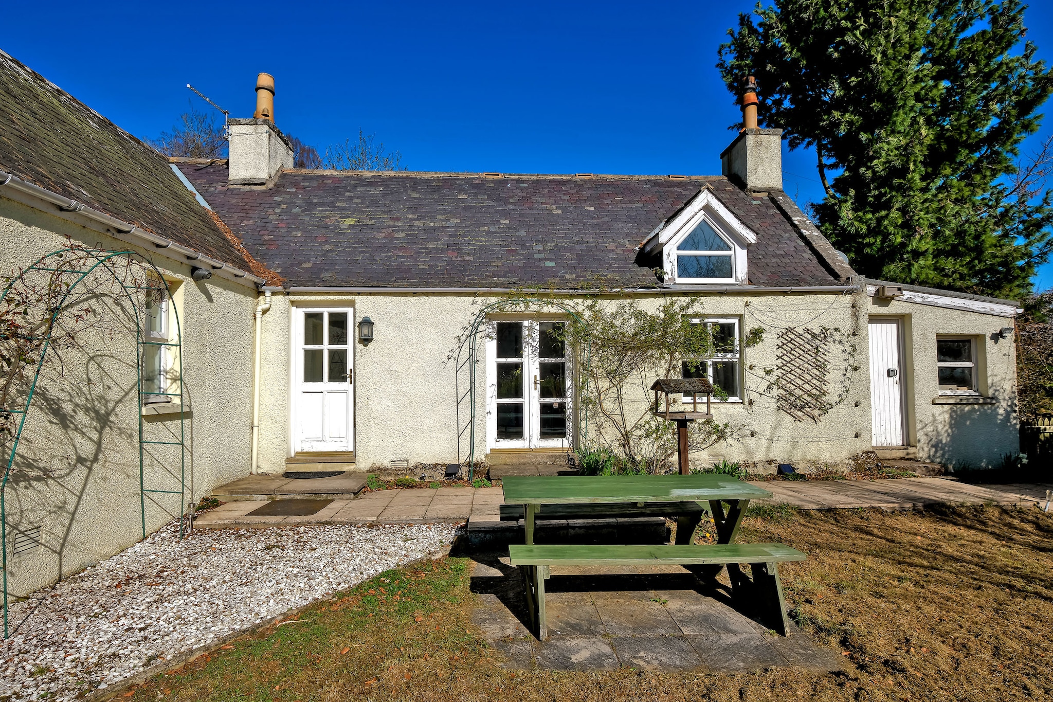 Corrennie School Cottage - Buitenkant zomer