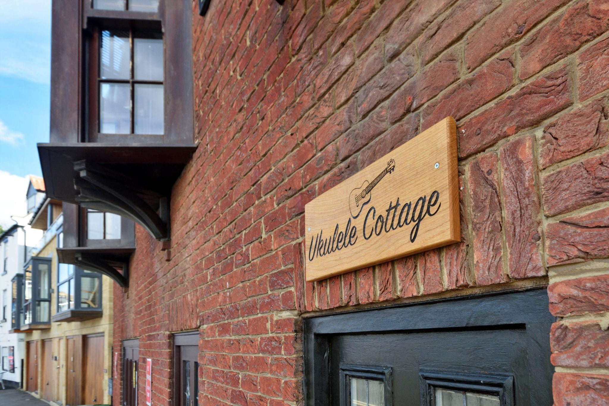 Ukulele Cottage - Exterior in summer