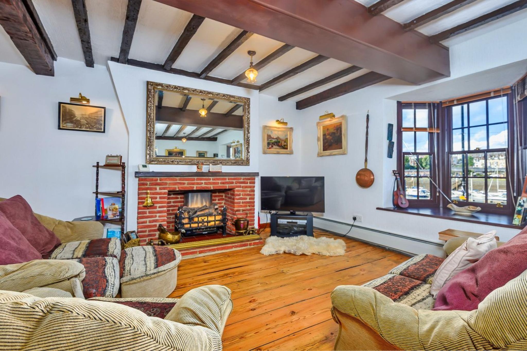 Ukulele Cottage - Living room