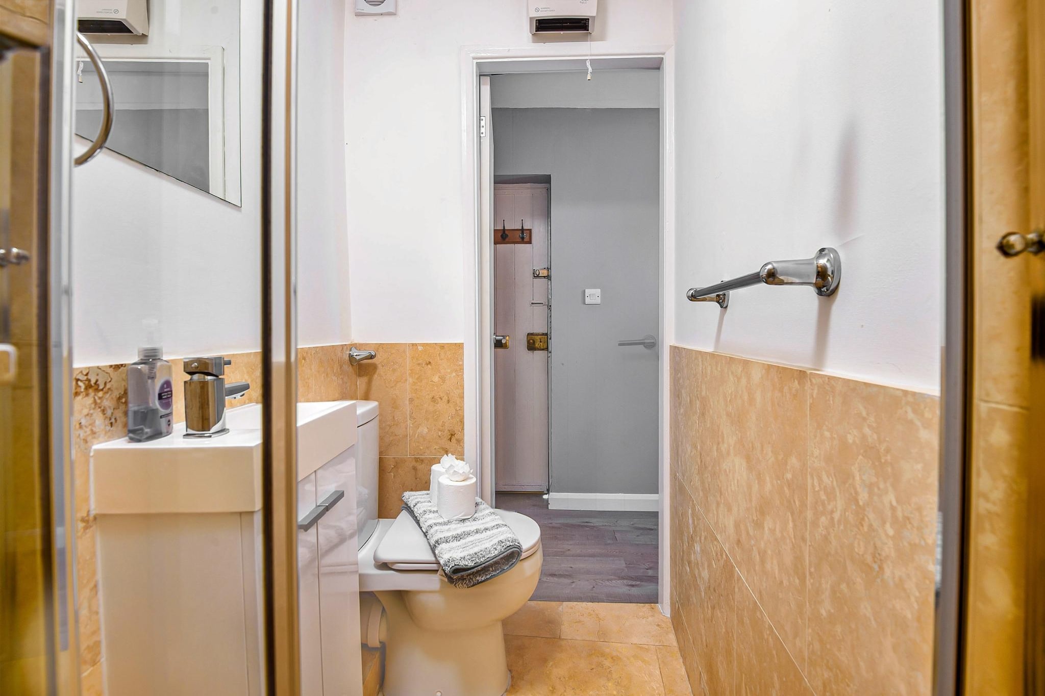Ukulele Studio - Bathroom