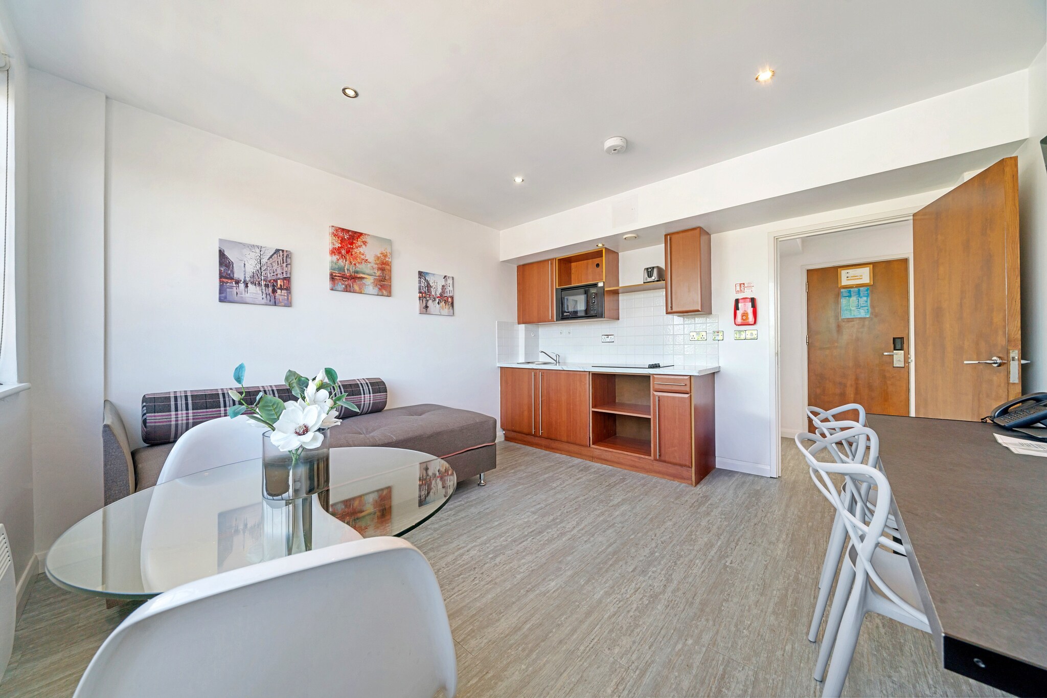 Roland House - Two Bedroom - Woonkamer