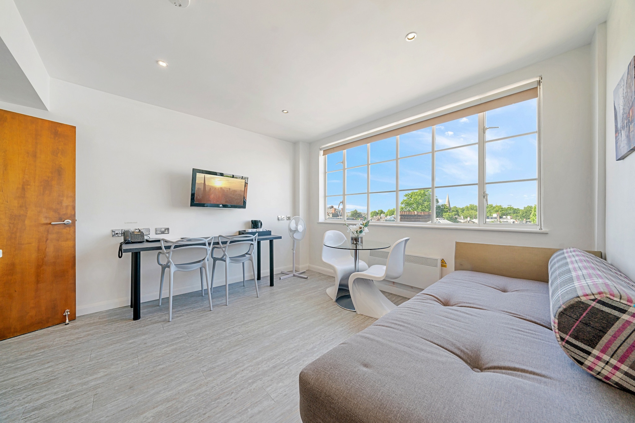 Roland House - Two Bedroom - Woonkamer