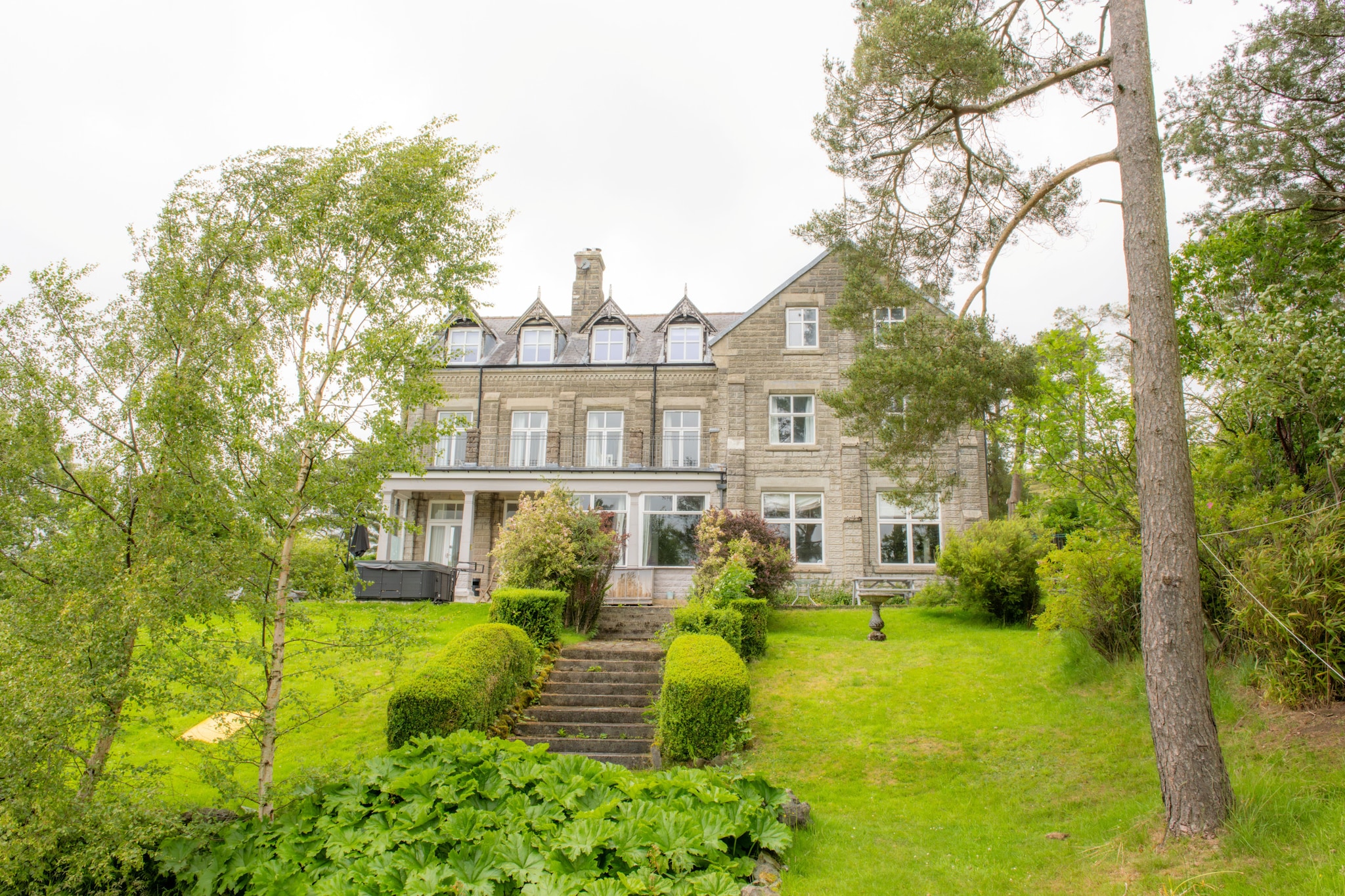 Evergreen Manor - Buitenkant zomer