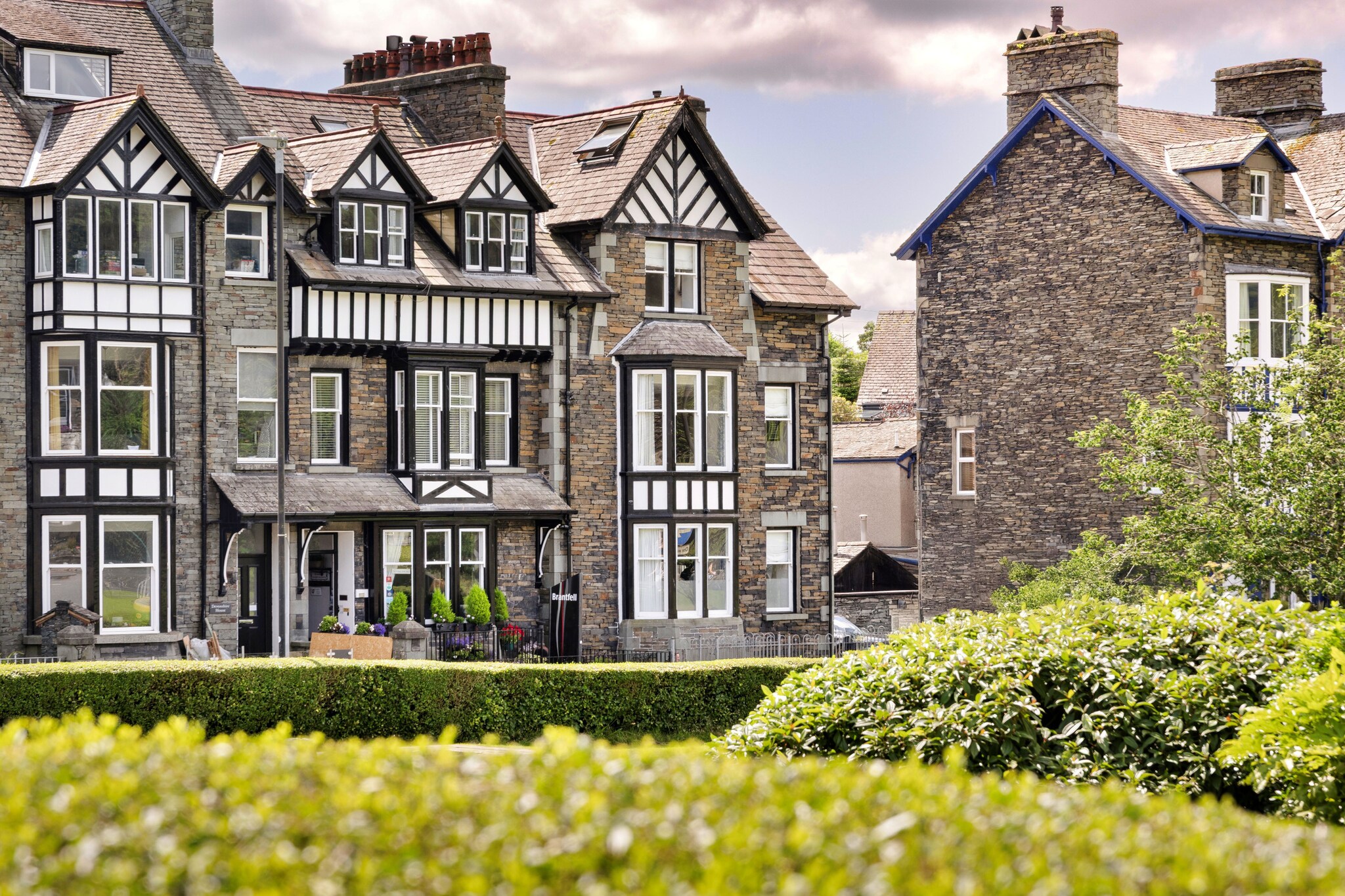 Kelsick Villa Guest House - Bowfell - Exterior in summer