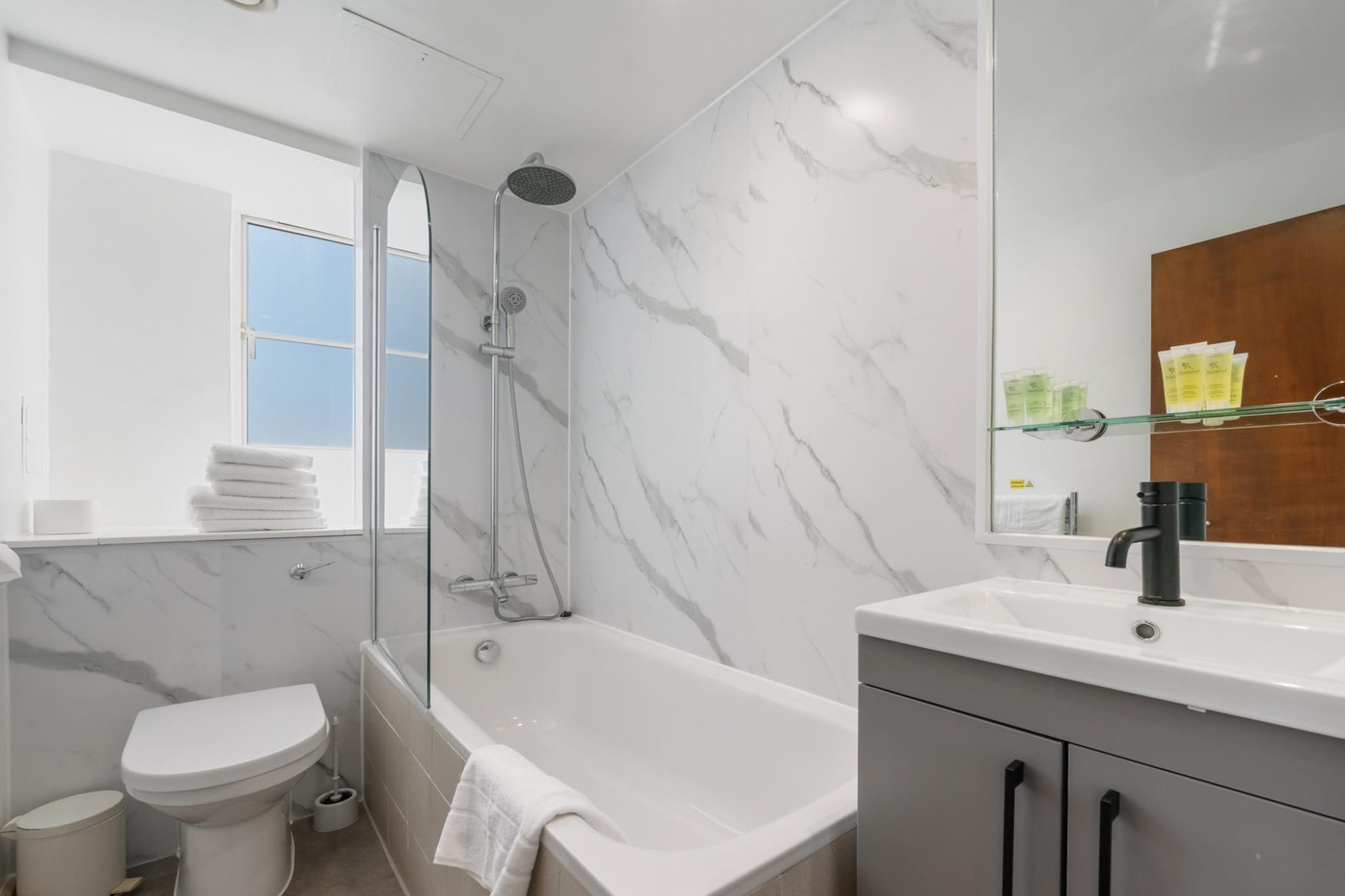 Roland House - Two Bedroom A - Badkamer