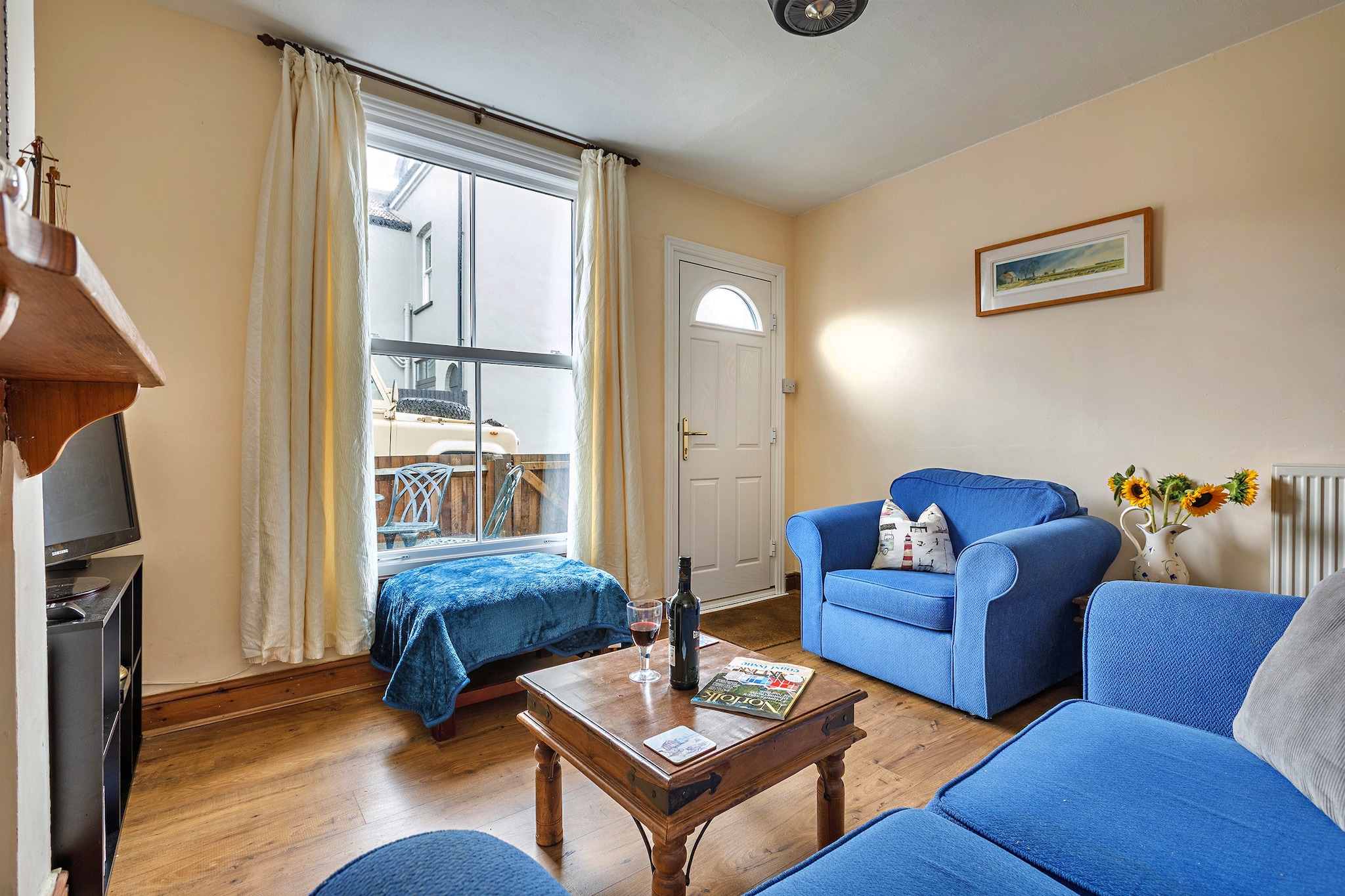 Cliff Road - Living room