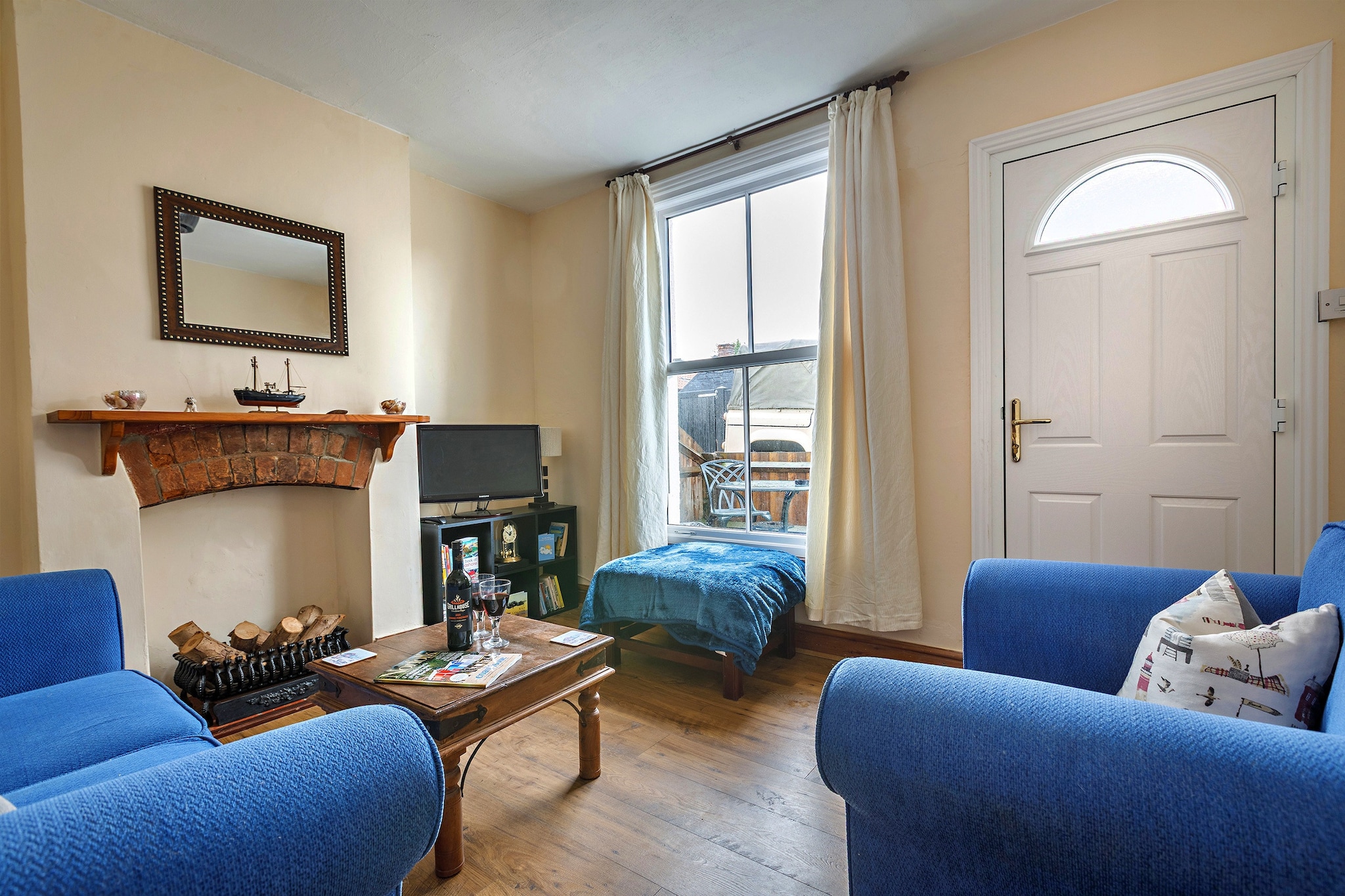 Cliff Road - Living room