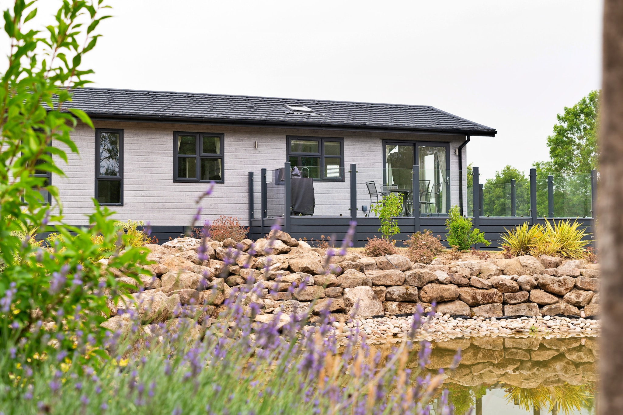 Cambridge Luxury Lodge - Exterior in summer