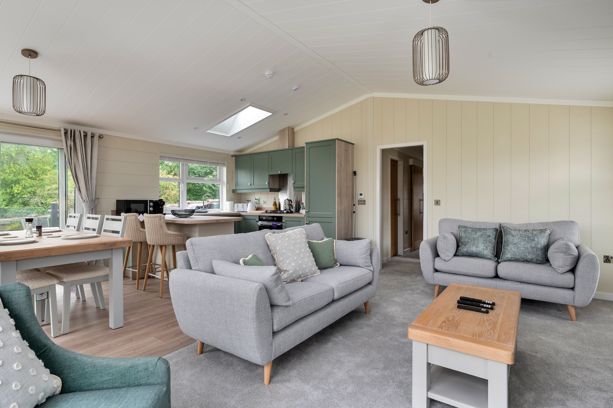 Cambridge Luxury Lodge - Living room