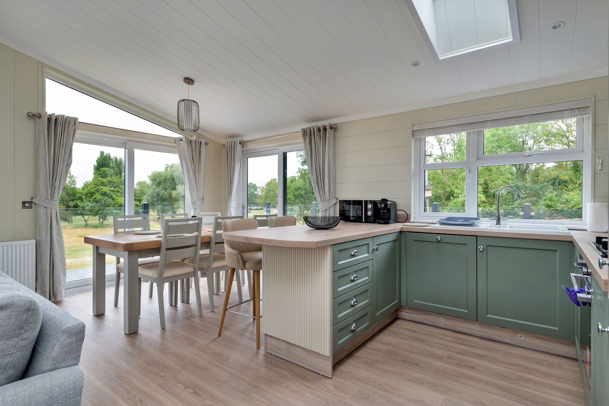 Cambridge Luxury Lodge - Kitchen