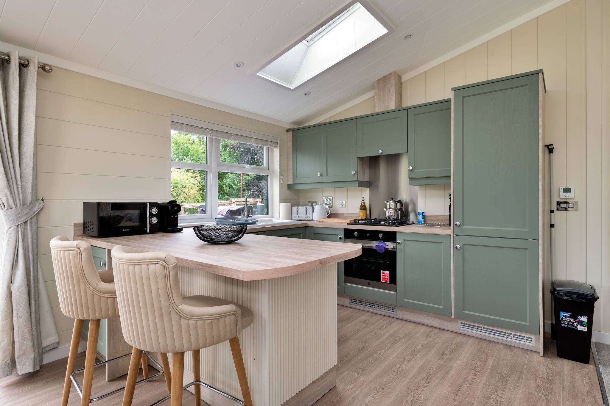 Cambridge Luxury Lodge - Kitchen