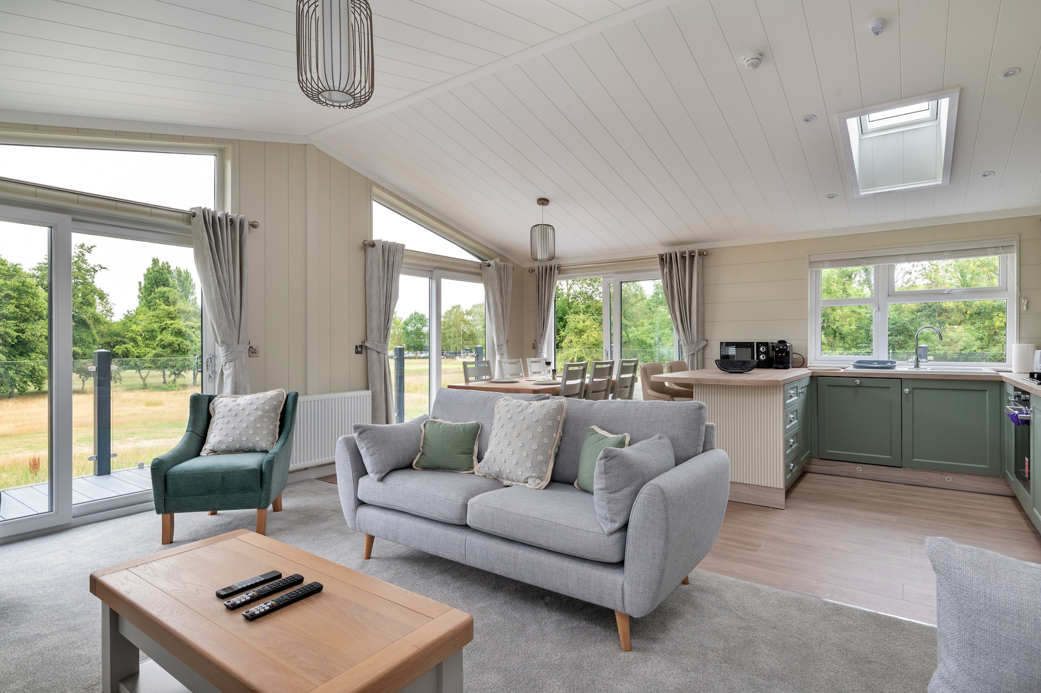 Cambridge Luxury Lodge - Living room