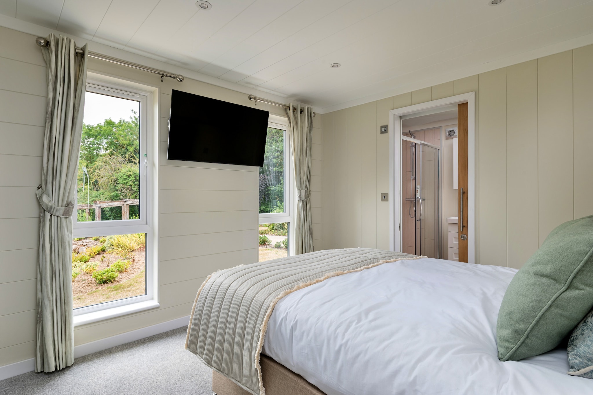 Cambridge Luxury Lodge - Bedroom