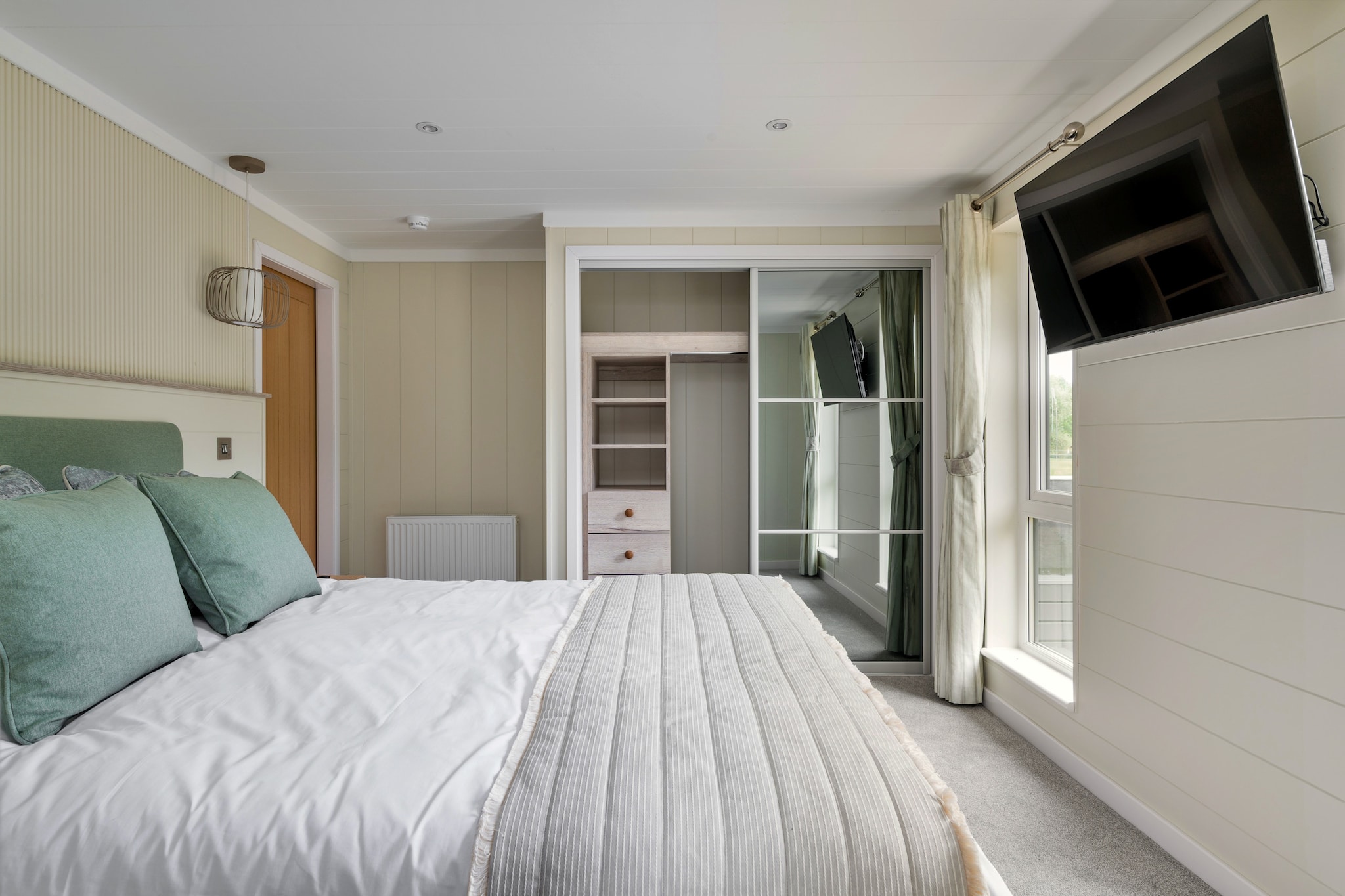 Cambridge Luxury Lodge - Bedroom