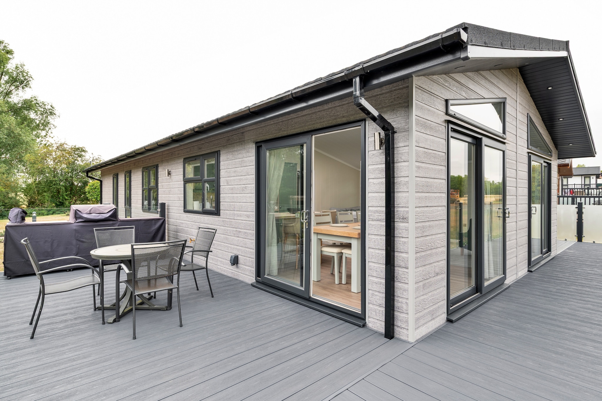Cambridge Luxury Lodge - Exterior in summer