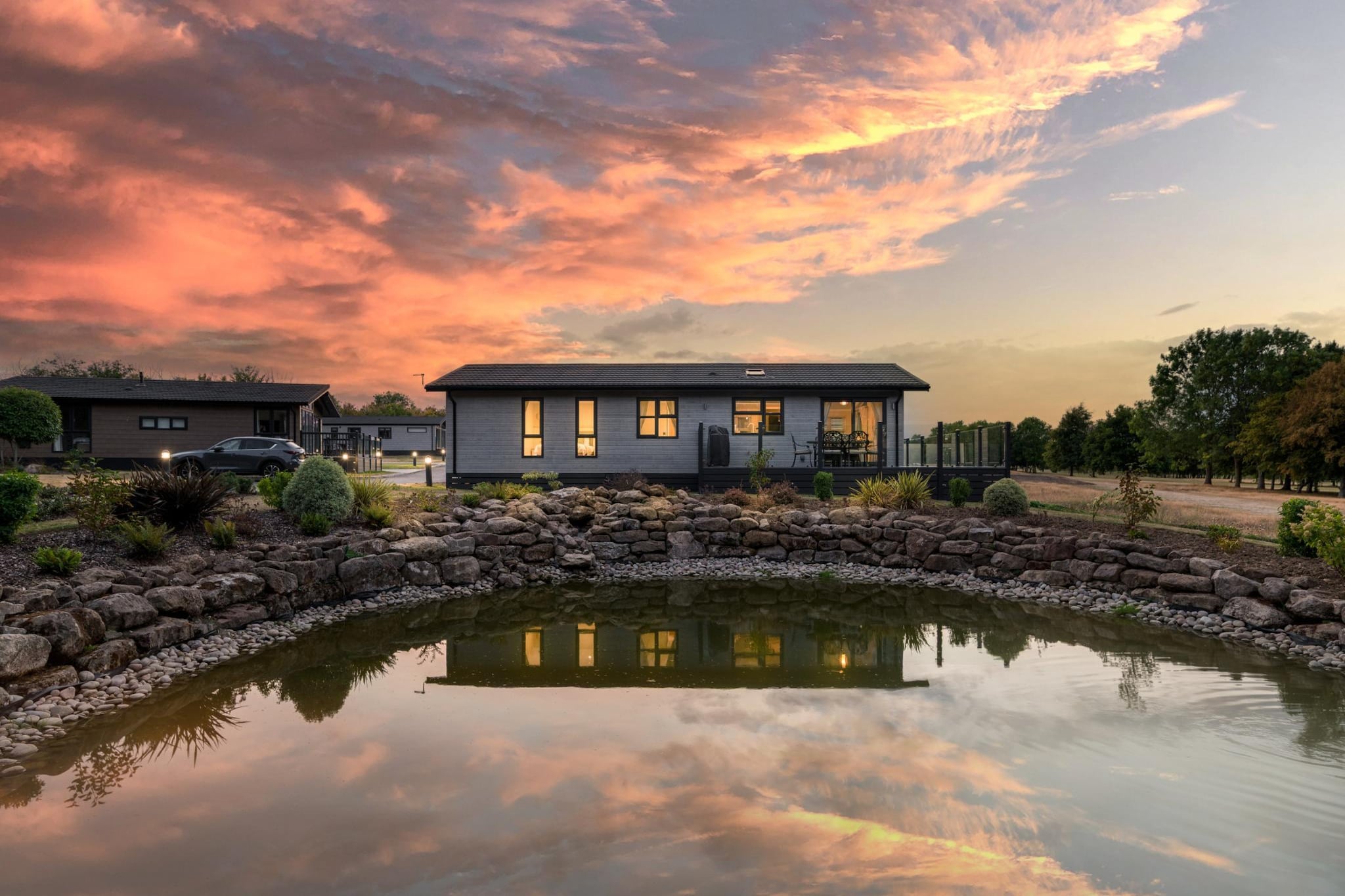 Cambridge Luxury Lodge - Exterior in summer