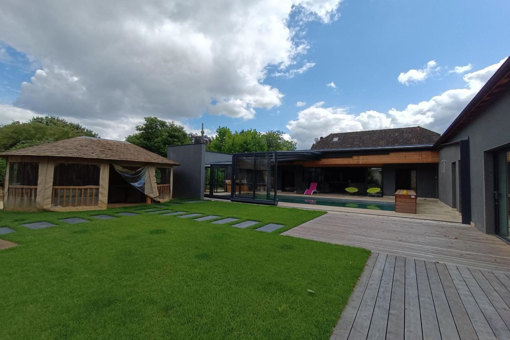 Au Coeur de Vayrac-Gardens in summer