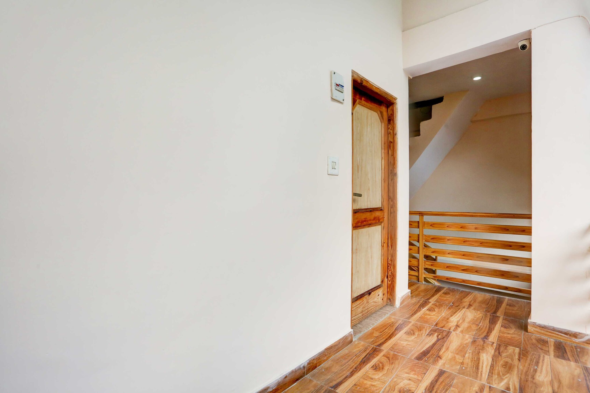 Ground floor: (bedroom(double bed, TV, seating area, air conditioning, Towels incl., telephone), bathroom(bathtub or shower, shower, washbasin, toilet, shampoo, body soap, hot water), Parking)