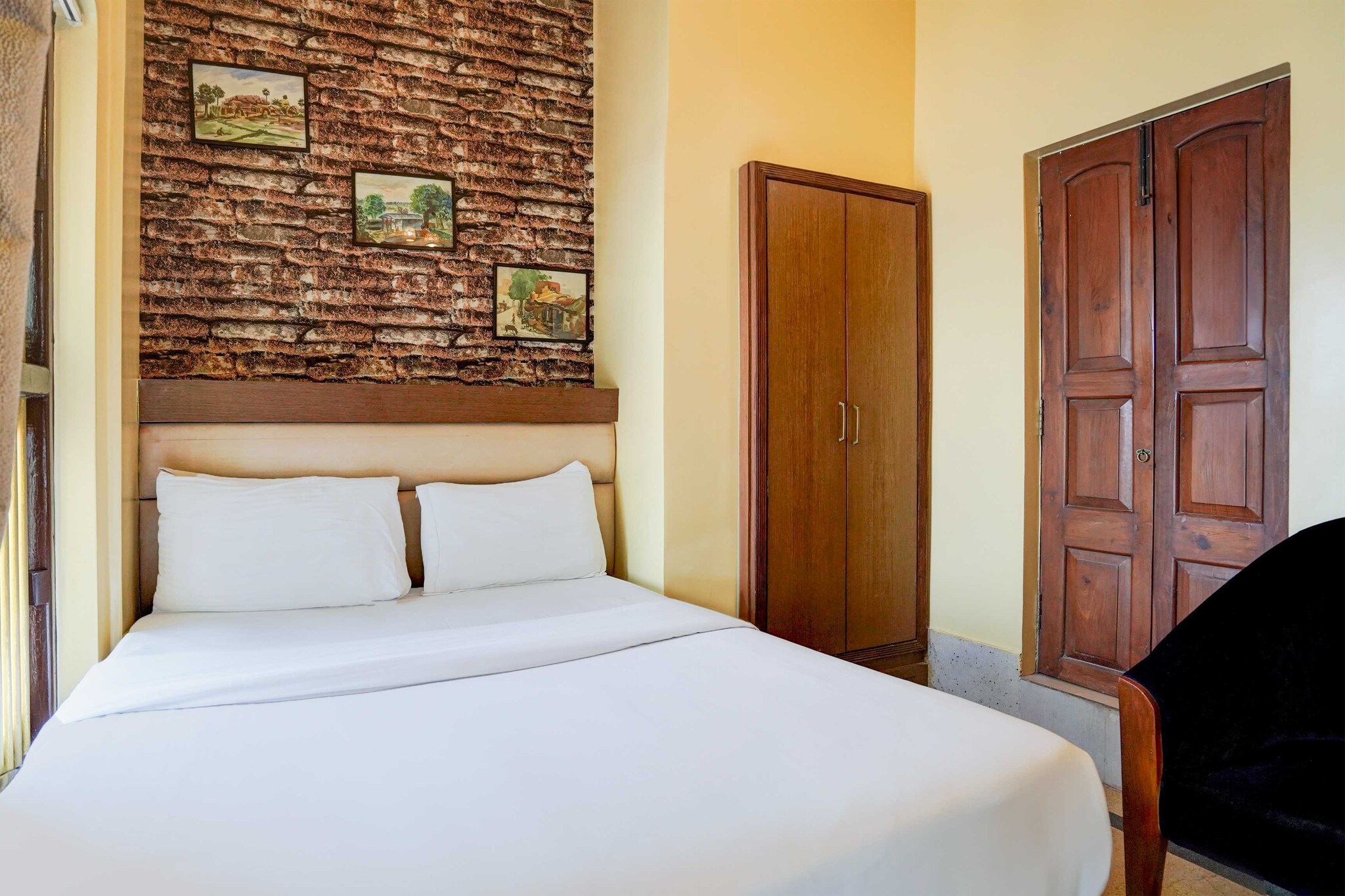 Comfortable Accommodations: Townhouse Oak Heritage Varanasi Junction in Varanasi offers family rooms with air-conditioning, private bathrooms, work desks, and seating areas. Each room includes free toiletries, a bath or shower, TV, and tiled floors.
Essential Facilities: Guests enjoy free WiFi, a lift, 24-hour front desk, housekeeping service, room service, and luggage storage. Additional amenities include a work desk, seating area, and wardrobe.
Prime Location: Located 25 km from Lal Bahadur Shastri International Airport, the hotel is near Dasaswamedh Ghat (2.8 km), Varanasi Junction Railway Station (2.8 km), and Kashi Vishwanath Temple (2.9 km). Other attractions include Manikarnika Ghat (3.1 km) and Banaras Hindu University (8 km).
1. Unmarried couples are warmly welcome at this property.
2. Guests with local ID proof are warmly welcome.
3.Early Check-In Policy: A full day’s room rate will be charged for check-ins before 6:00 AM. Complimentary early check-in is available between 6:00 AM and 10:00 AM, subject to room availability.
Check-in is only available to guests aged 18 and above. Please provide a government-issued ID to confirm your age.