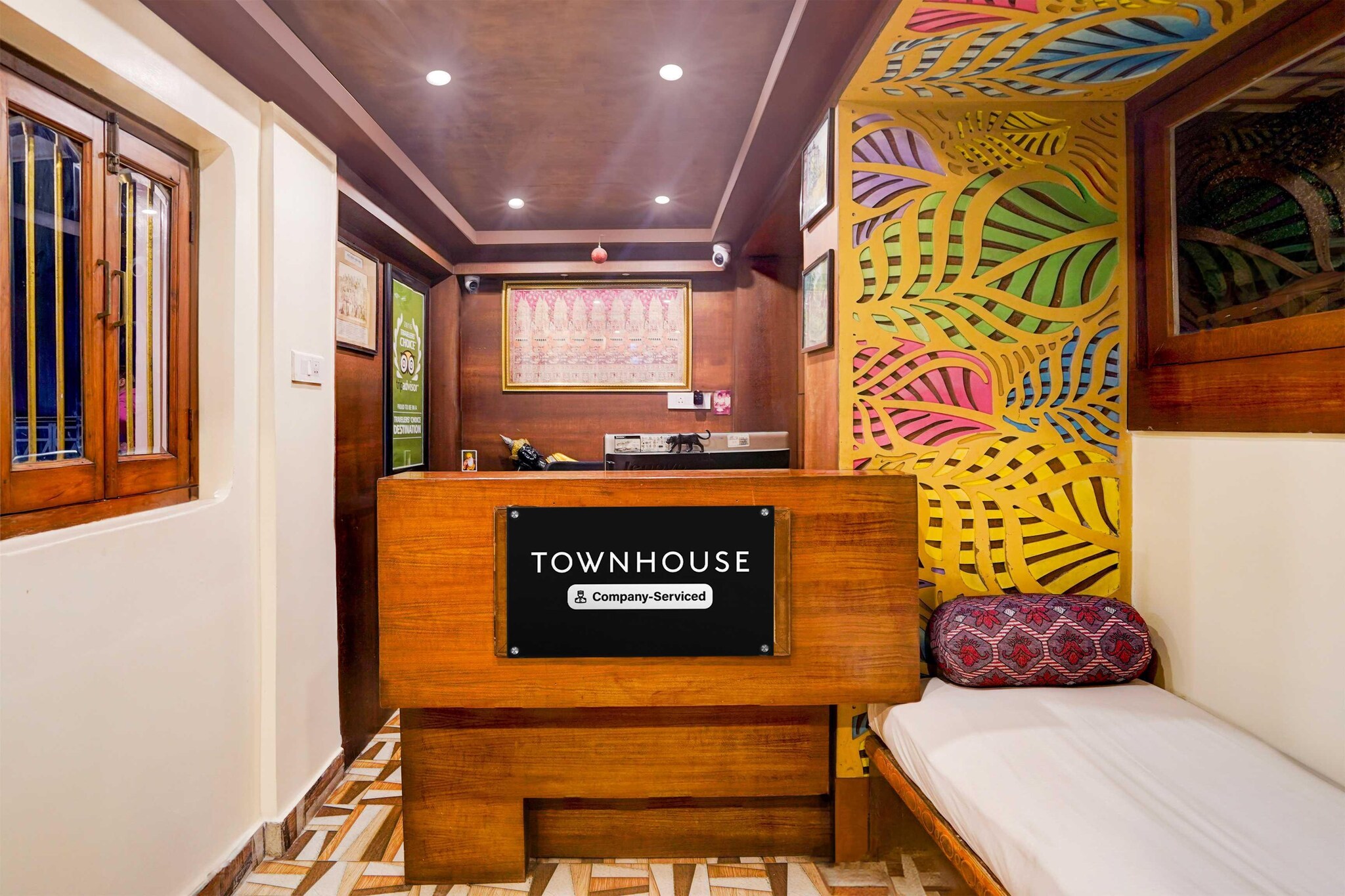 Ground floor: (bedroom(double bed, TV, seating area, air conditioning, Towels incl., telephone), bathroom(bathtub or shower, shower, washbasin, toilet, shampoo, body soap, hot water), Parking)