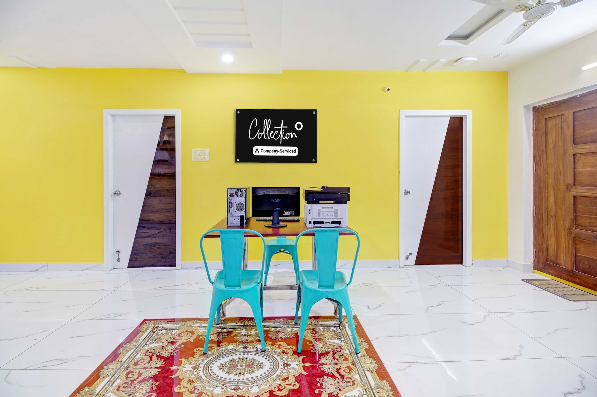 Ground floor: (bedroom(double bed, TV, seating area, air conditioning, Towels incl., telephone), bathroom(bathtub or shower, shower, washbasin, toilet, shampoo, body soap, hot water), Parking)