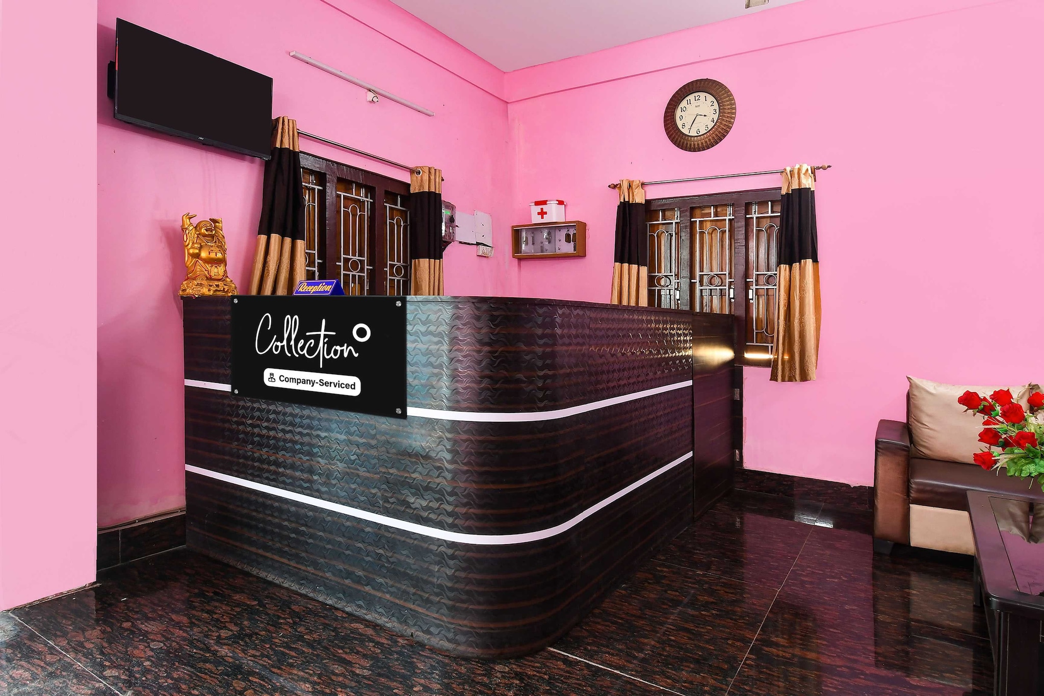 Ground floor: (bedroom(double bed, TV, seating area, air conditioning, Towels incl., telephone), bathroom(bathtub or shower, shower, washbasin, toilet, shampoo, body soap, hot water))