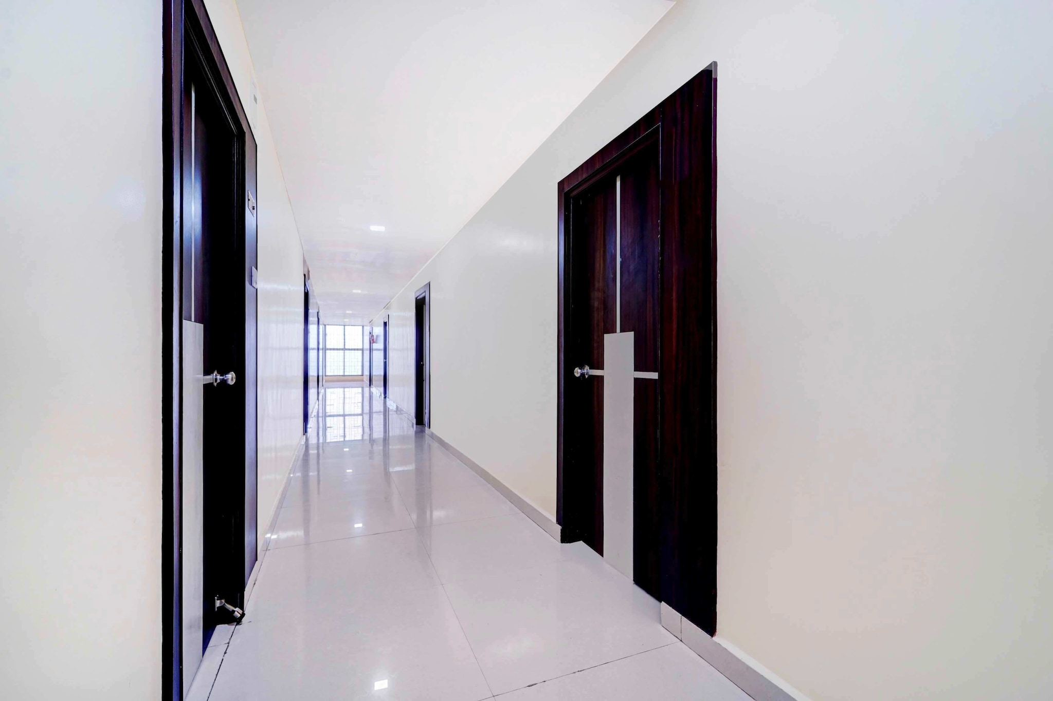 Ground floor: (bedroom(double bed, TV, seating area, air conditioning, Towels incl., telephone), bathroom(bathtub or shower, shower, washbasin, toilet, shampoo, body soap, hot water))