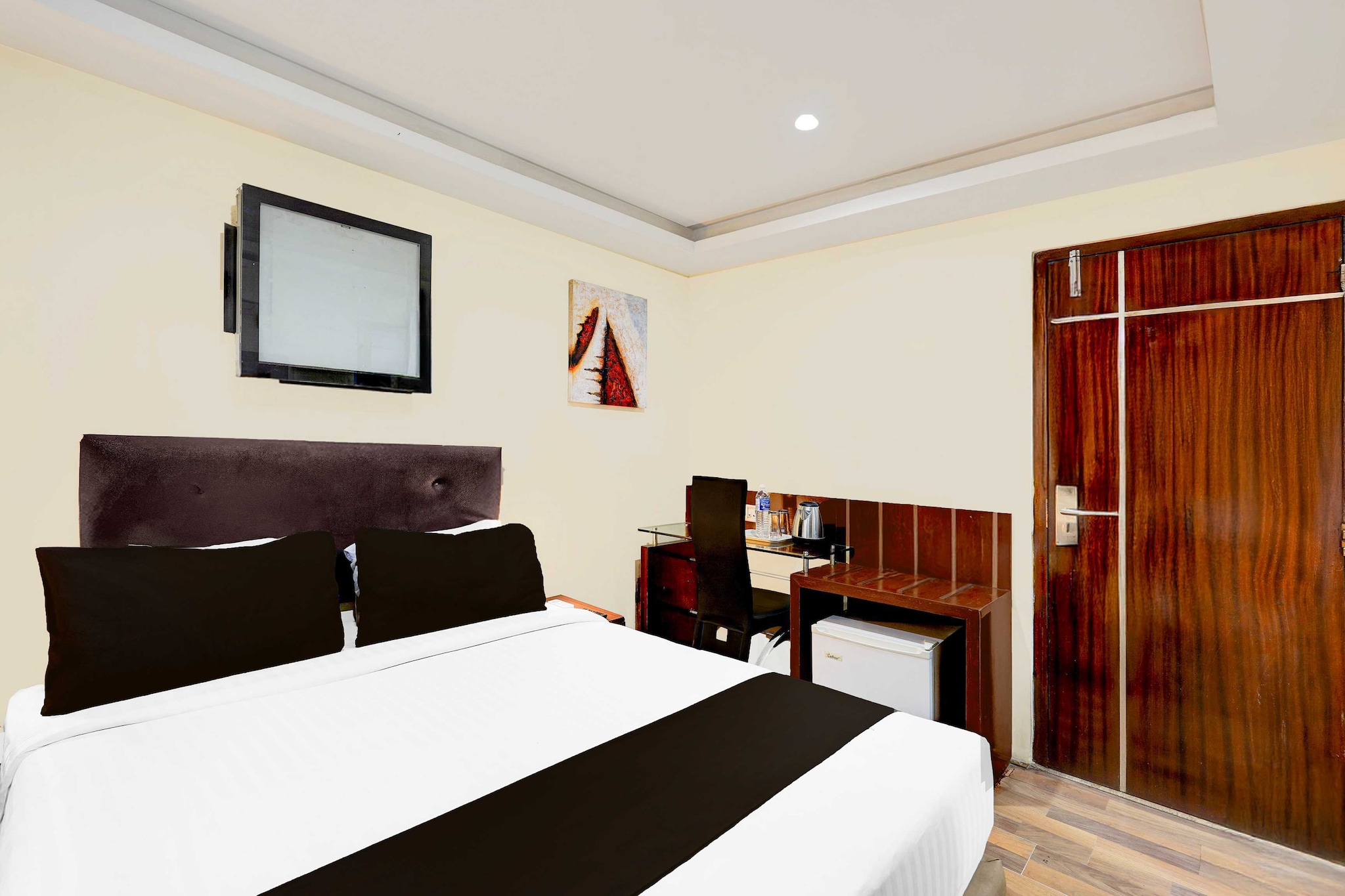 Comfortable Accommodation: Townhouse Oak Pondicherry offers a 4-star hotel experience in Pondicherry. Guests enjoy free WiFi, air-conditioning, private bathrooms, work desks, and seating areas.
Convenient Facilities: The property features a 24-hour front desk, housekeeping service, family rooms, room service, and luggage storage. Additional amenities include free toiletries, bath or shower, TV, tiled floors, and wardrobes.
Prime Location: Located 4 km from Puducherry Airport, the hotel is a short walk from Sri Aurobindo Ashram (6 minutes), Manakula Vinayagar Temple (600 metres), and Pondicherry Museum (less than 1 km). Nearby attractions include Bharathi Park (12-minute walk) and Pondicherry Railway Station (2 km).
1. Unmarried couples are warmly welcome at this property.
2. Guests with local ID proof are warmly welcome.
3.Early Check-In Policy: A full day’s room rate will be charged for check-ins before 6:00 AM. Complimentary early check-in is available between 6:00 AM and 10:00 AM, subject to room availability.
4.Foreign guests are welcome and allowed to stay at this property without any restrictions
Check-in is only available to guests aged 18 and above. Please provide a government-issued ID to confirm your age.