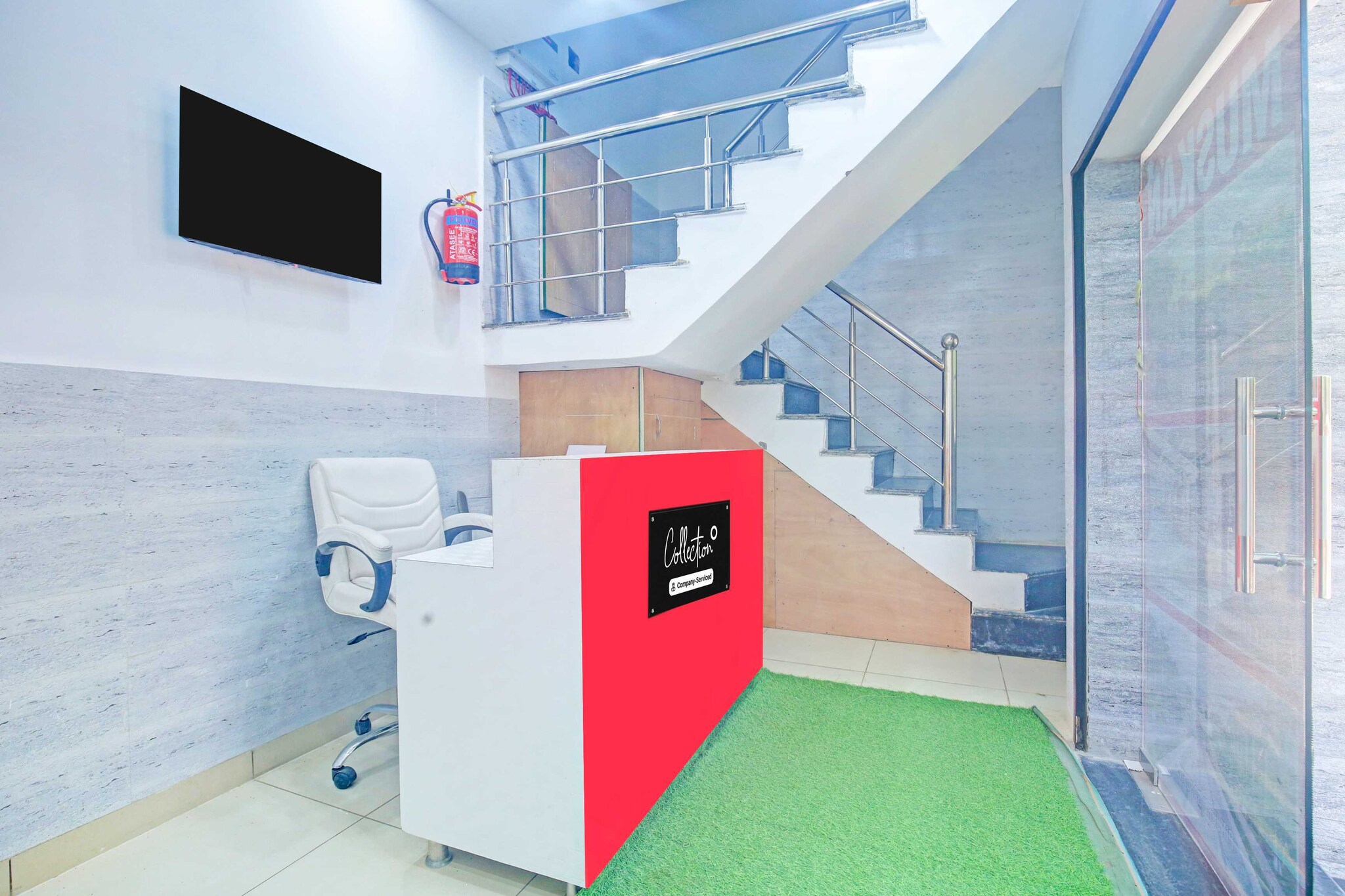 Ground floor: (bedroom(double bed, TV, seating area, air conditioning, Towels incl., telephone), bathroom(bathtub or shower, shower, washbasin, toilet, shampoo, body soap, hot water))