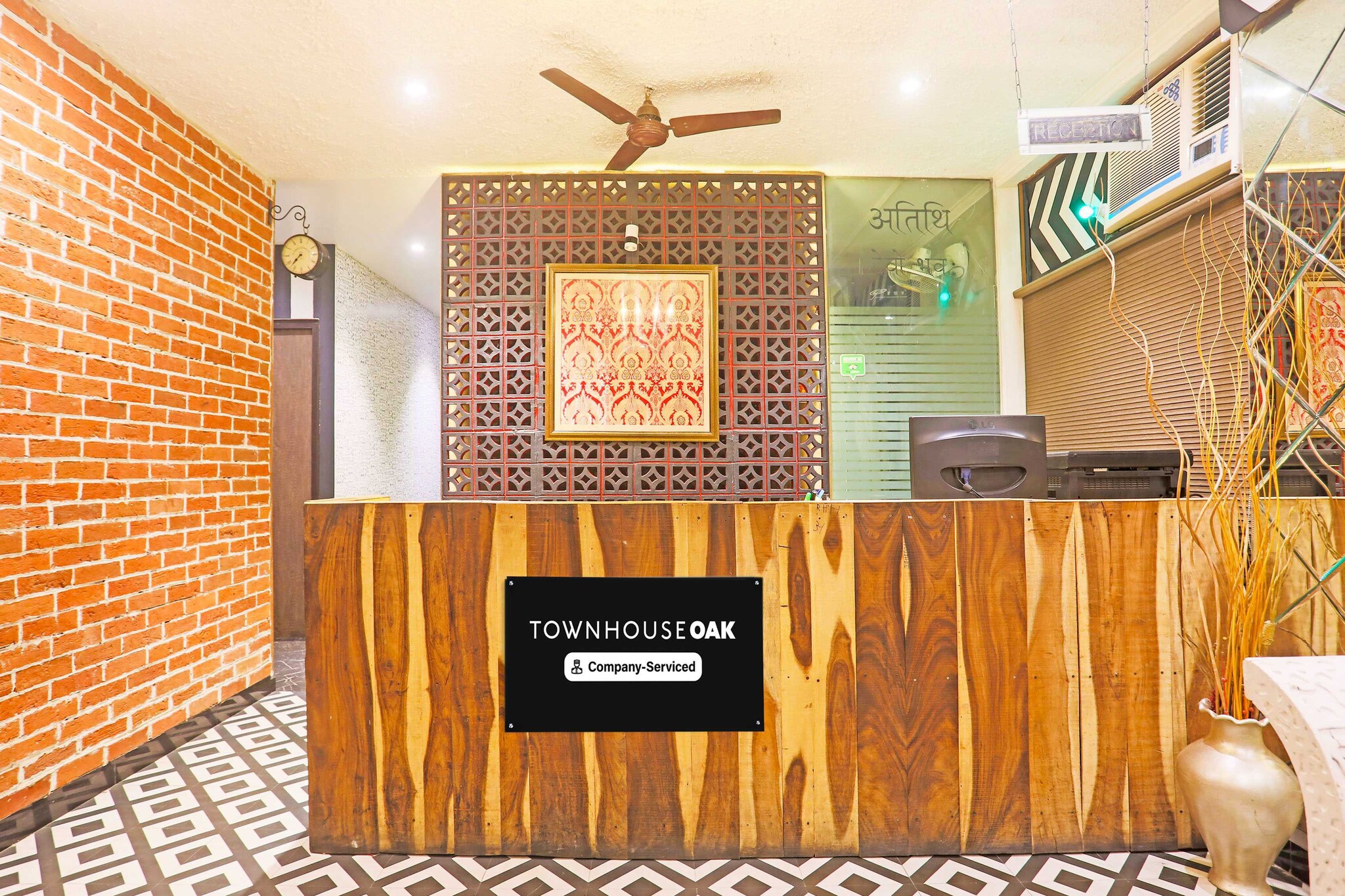 Ground floor: (bedroom(double bed, TV, seating area, air conditioning, telephone), bathroom(bathtub or shower, shower, washbasin, toilet, Towels incl., shampoo, body soap, hot water), Parking)