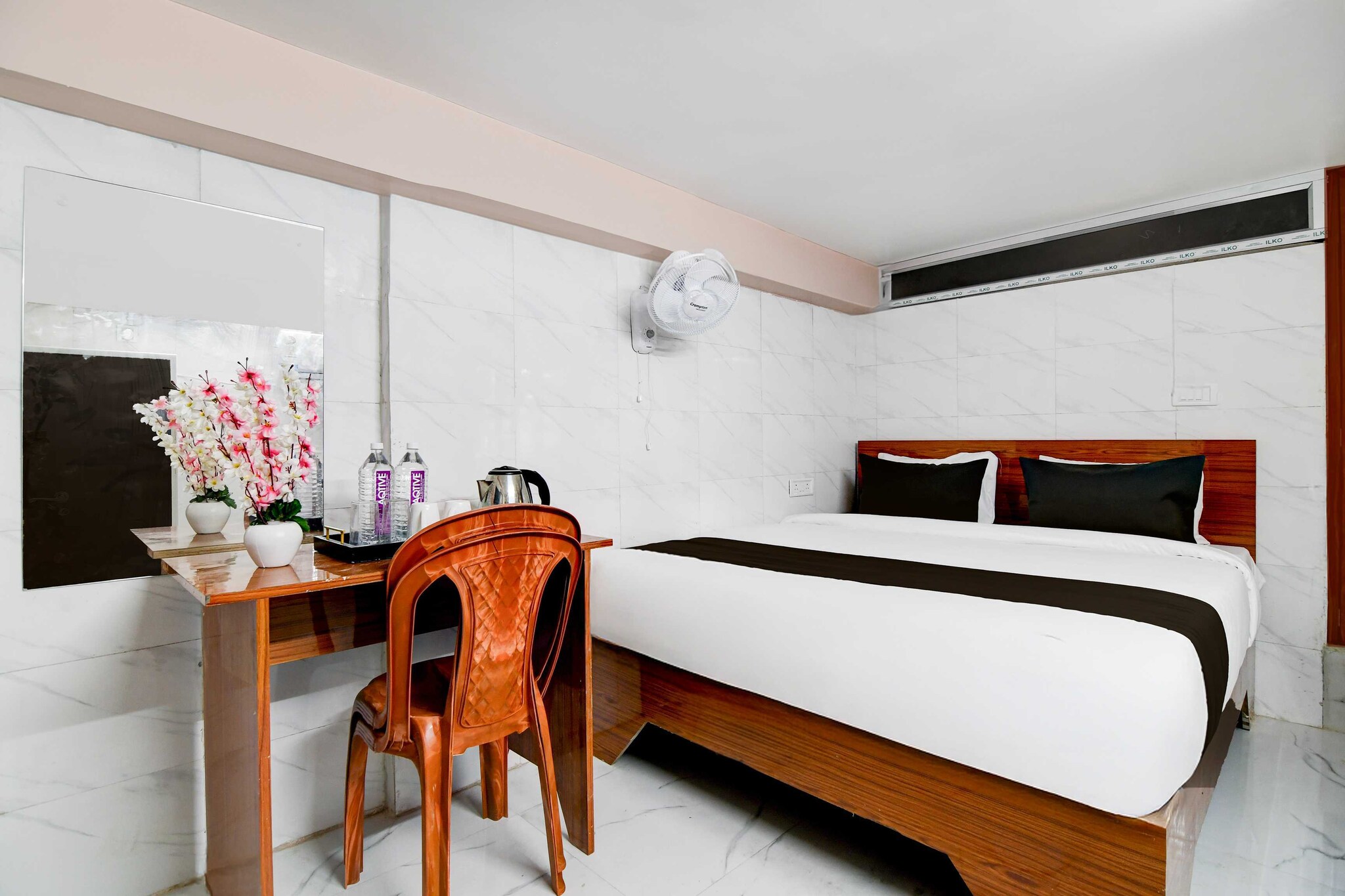 "Located within 5.7 km of Sealdah Railway Station and 7.3 km of M G Road Metro Station, Collection O Nicco Park Kolkata provides rooms with air conditioning and a private bathroom in Kolkata. This 3-star hotel offers room service, a 24-hour front desk and free WiFi. The hotel features family rooms.
All units at the hotel are equipped with a seating area, a flat-screen TV with satellite channels and a private bathroom with free toiletries and a bath or shower. The rooms include a desk.
Esplanade Metro Station is 8 km from Collection O Nicco Park Kolkata, while New Market is 8.1 km away. Netaji Subhash Chandra Bose International Airport is 13 km from the property.
No Unmarried Couples: We’re sorry, but we are unable to accommodate unmarried couples at this property.
Early Check-In Policy: A full day’s room rate will be charged for check-ins before 6:00 AM. Complimentary early check-in is available between 6:00 AM and 10:00 AM, subject to room availability.
Check-in is only available to guests aged 18 and above. Please provide a government-issued ID to confirm your age.