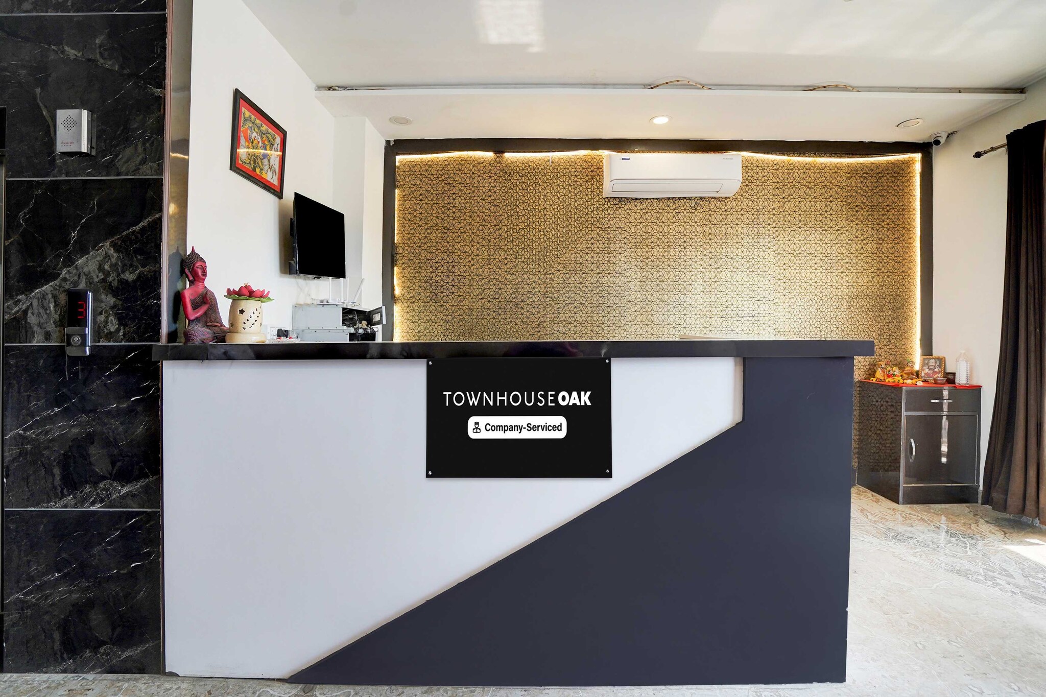 Ground floor: (bedroom(double bed, TV, seating area, air conditioning, telephone), bathroom(bathtub or shower, shower, washbasin, toilet, Towels incl., shampoo, body soap, hot water), Parking)