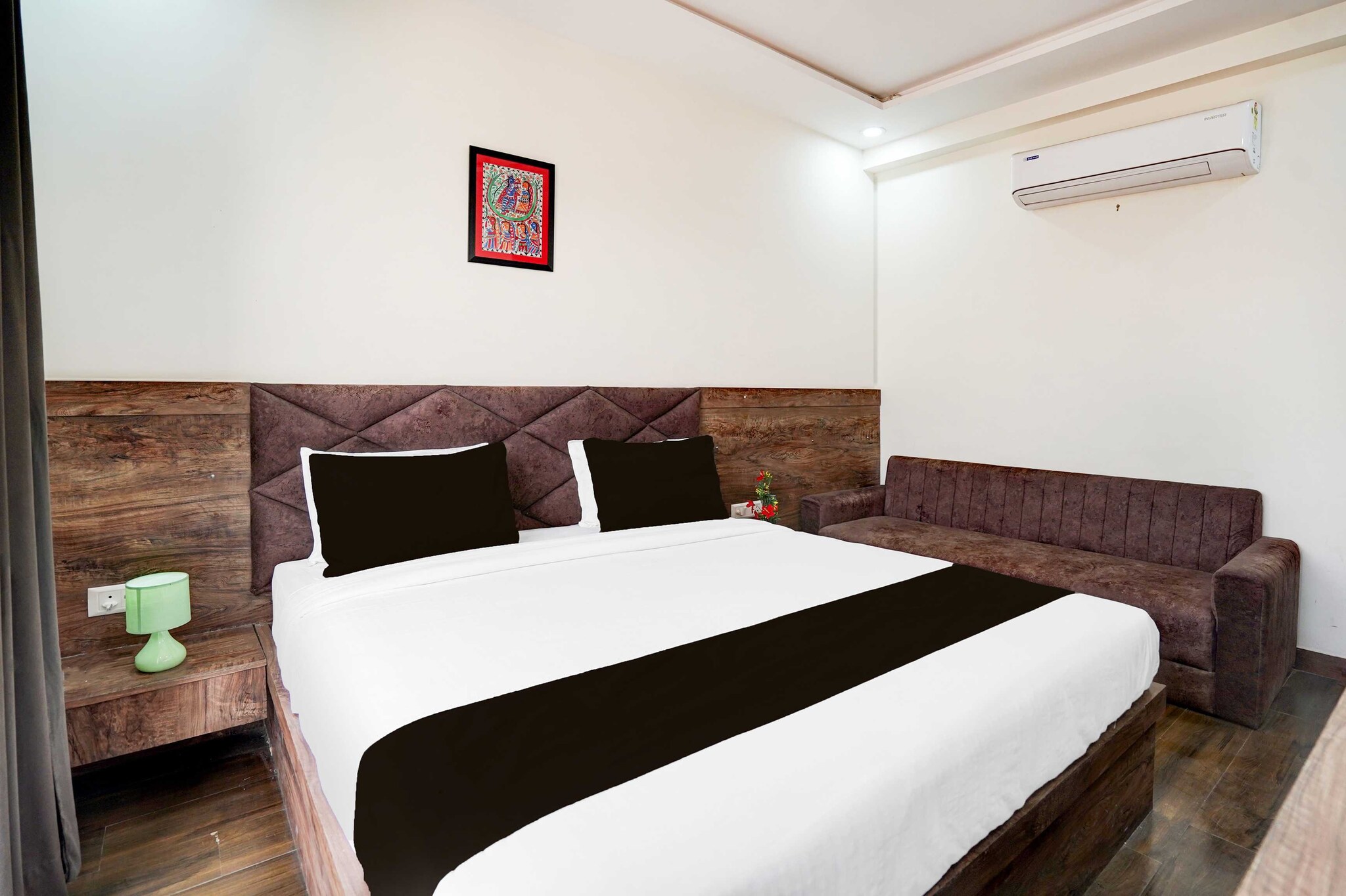 Collection O Taj Nagri Basai