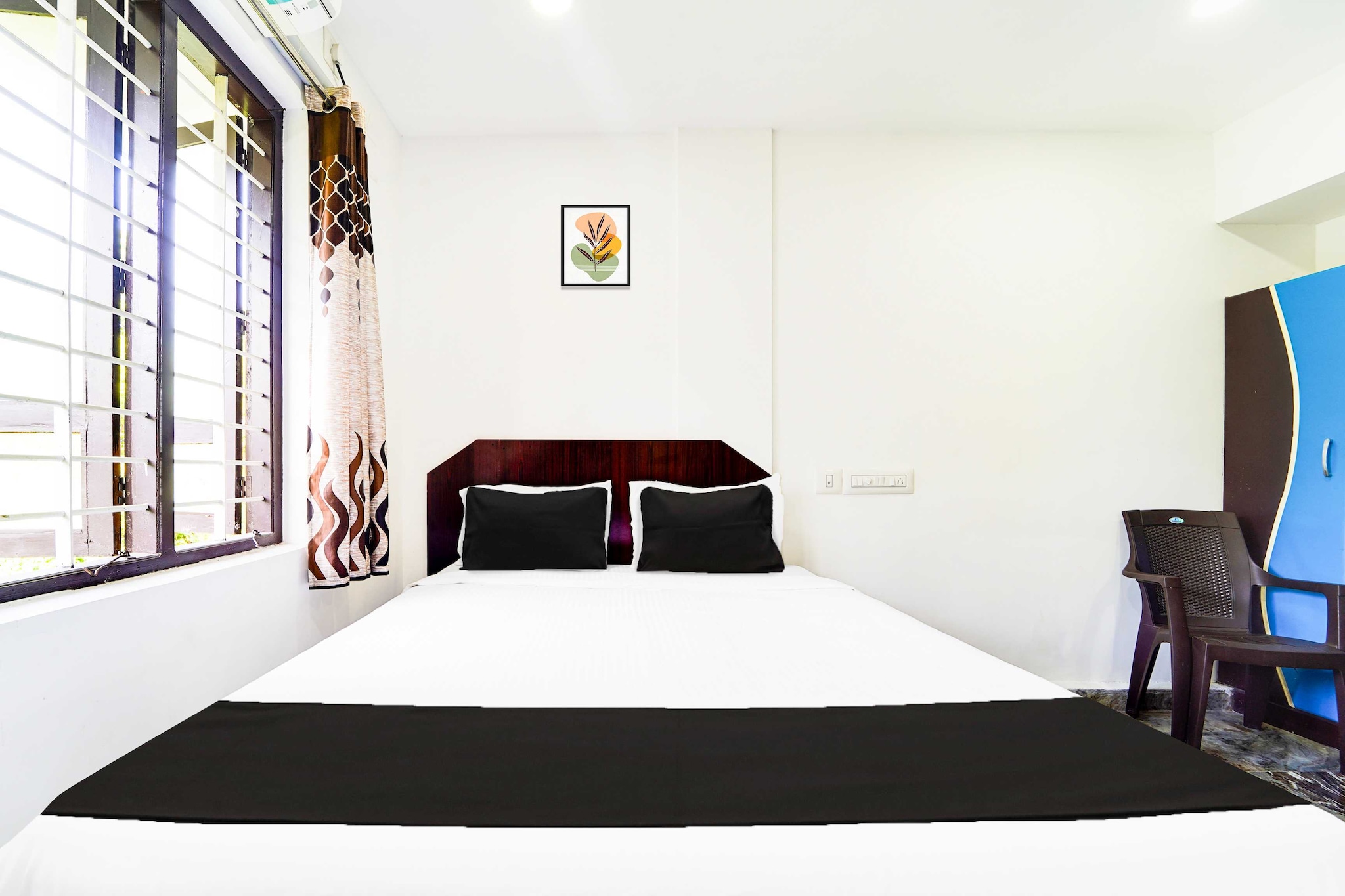 Comfortable Accommodations: Collection O Kanyakumari Near Sunrise View in Kanyakumari offers family rooms with air-conditioning, private bathrooms, work desks, and seating areas. Each room includes free toiletries, a bath or shower, TV, and tiled floors.

Essential Facilities: Guests enjoy free WiFi, a 24-hour front desk, housekeeping service, room service, and luggage storage. The hotel provides a welcoming environment with English and Hindi spoken at reception.

Prime Location: Located 2 km from Kanyakumari Beach and 86 km from Thiruvananthapuram International Airport, the hotel is near attractions such as Padmanabhapuram Palace (32 km) and Vivekananda Rock Memorial (12 km).

 Unmarried couples are warmly welcome at this property.
2. Guests with local ID proof are warmly welcome.
3.Early Check-In Policy: A full day's room rate will be charged for check-ins before 6:00 AM. Complimentary early check-in is available between 6:00 AM and 10:00 AM, subject to room availability.
4.Foreign guests are welcome and allowed to stay at this property without any restrictions
Check-in is only available to guests aged 18 and above. Please provide a government-issued ID to confirmÂ yourÂ age.