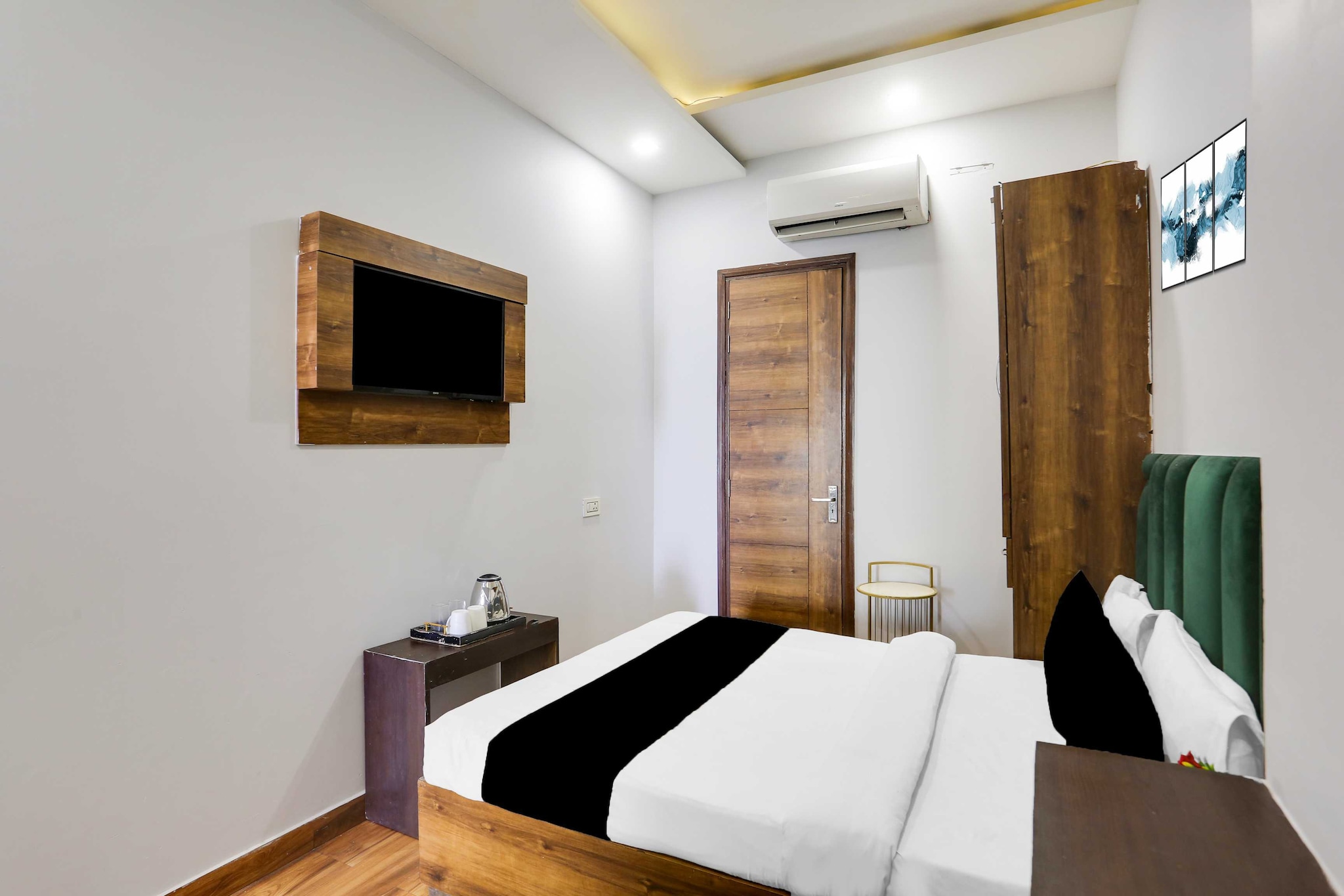 Comfortable Accommodations: Townhouse Oak Model Town Rohtak in Rohtak offers four-star comfort with free WiFi, air-conditioning, and private bathrooms. Each room includes a work desk, seating area, TV, and free toiletries.

Convenient Facilities: Guests benefit from a 24-hour front desk, housekeeping service, family rooms, room service, and luggage storage. Additional amenities include a work desk, seating area, TV, and tiled floors.

Prime Location: Located 66 km from Delhi International Airport, the hotel is 4.2 km from Rohtak Railway Station. Nearby attractions include the Rohtak Museum and the Rohtak Fort.

Unmarried couples are warmly welcome at this property.
Guests with local ID proof are warmly welcome.
Apologies, but we are currently unable to host foreign nationals at this property.
Early Check-In Policy: A full dayâ€™s room rate will be charged for check-ins before 6:00 AM. Complimentary early check-in is available between 6:00 AM and 10:00 AM, subject to room availability.
 
Check-in is only available to guests aged 18 and above. Please provide a government-issued ID to confirm your age.
