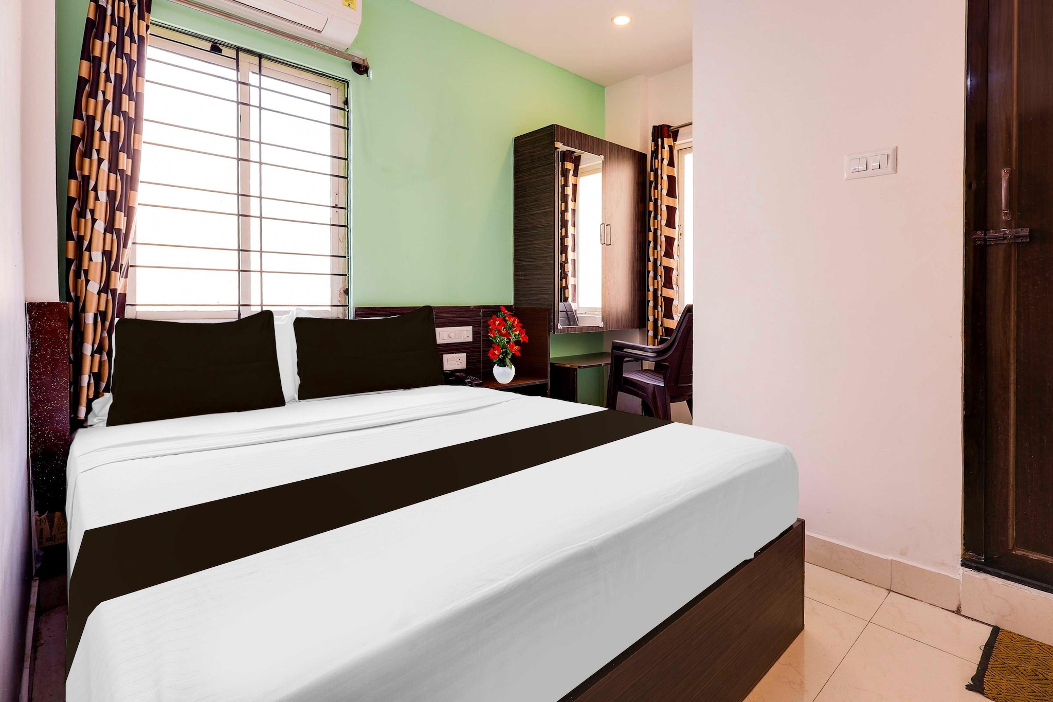 Comfortable Accommodations: Collection O Guntur in Guntur offers family rooms with air-conditioning, private bathrooms, work desks, and seating areas. Each room includes free toiletries, a bath or shower, TV, and tiled floors.

Essential Facilities: Guests enjoy free WiFi, a 24-hour front desk, housekeeping service, room service, and luggage storage. The hotel provides a welcoming environment with English and Hindi spoken at reception.

Convenient Location: Located 49 km from Vijayawada Airport, the hotel is 26 km from Tenali Junction Railway Station, 31 km from Kanakadurga Temple, and 33 km from Vijayawada Station.

1.Unmarried couples are warmly welcome at this property.
2. Guests with local ID proof are warmly welcome.
3.Early Check-In Policy: A full dayâ€™s room rate will be charged for check-ins before 6:00 AM. Complimentary early check-in is available between 6:00 AM and 10:00 AM, subject to room availability.
4.Foreign guests are welcome and allowed to stay at this property without any restrictions
Check-in is only available to guests aged 18 and above. Please provide a government-issued ID to confirmÂ yourÂ age.
