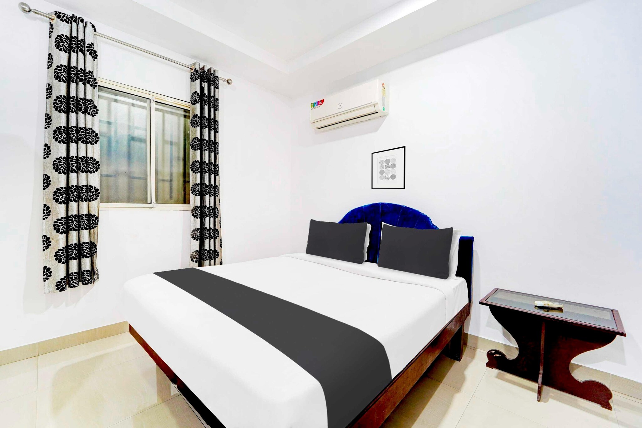 comfortable Accommodations: Super Hotel O Kunnamangalam Near Bus Stand in Calicut offers family rooms with air-conditioning, private bathrooms, work desks, and seating areas. Each room includes free toiletries, a bath or shower, TV, and tiled floors.

Convenient Facilities: Guests can enjoy a lounge, 24-hour front desk, housekeeping service, and room service. The hotel provides a welcoming environment with English and Hindi spoken at reception.

Prime Location: Located 35 km from Calicut International Airport, the hotel is 16 km from Calicut Railway Station, 36 km from Thusharagiri Falls, 40 km from Lakkidi Viewpoint, and 45 km from Pookode Lake.

No Unmarried Couples: Weâ€™re sorry, but we are unable to accommodate unmarried couples at this property.

.Early Check-In Policy: A full dayâ€™s room rate will be charged for check-ins before 6:00 AM. Complimentary early check-in is available between 6:00 AM and 10:00 AM, subject to room availability.
Check-in is only available to guests aged 18 and above. Please provide a government-issued ID to confirmÂ yourÂ age.

